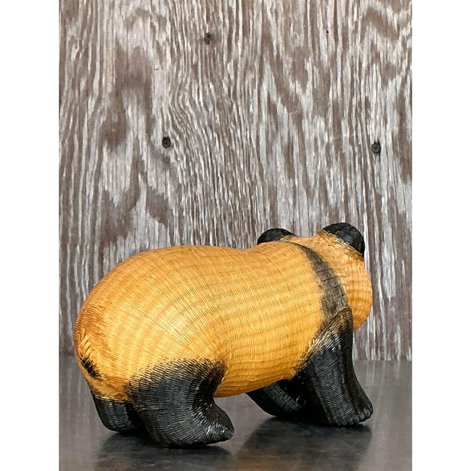 Cattura i cuori con questa simpatica figura di panda vintage in piedi, un meraviglioso esempio di artigianato tradizionale intrecciato. Realizzato meticolosamente con tecniche di tessitura dettagliate (spesso presenti nell'arte popolare di Shanghai