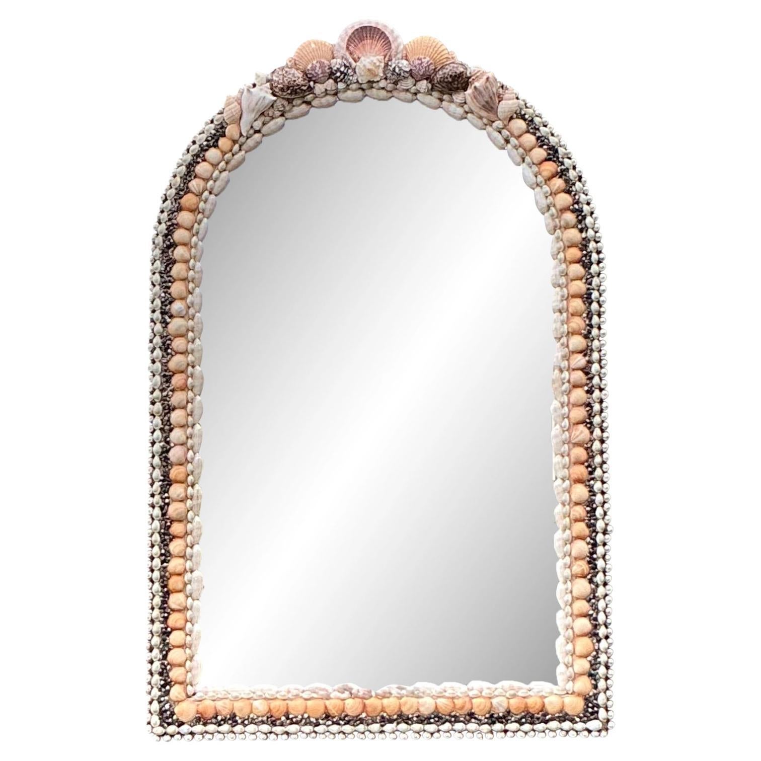 Specchio ad arco incrostato di conchiglie Vintage By