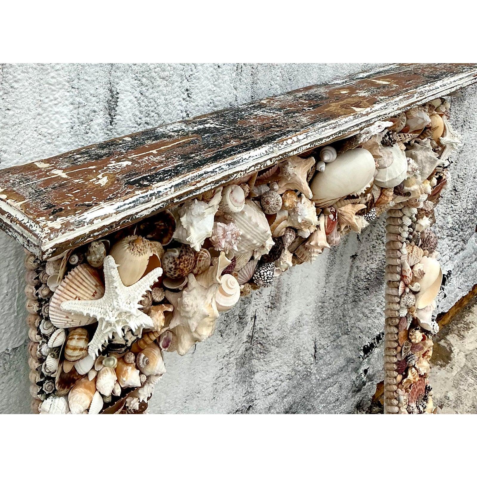 Transformez votre espace avec ce tour de cheminée boho vintage unique en son genre, orné d'une collection exquise de coquillages naturels. Chaque coquillage est méticuleusement appliqué à la main, créant un étonnant design d'inspiration côtière qui