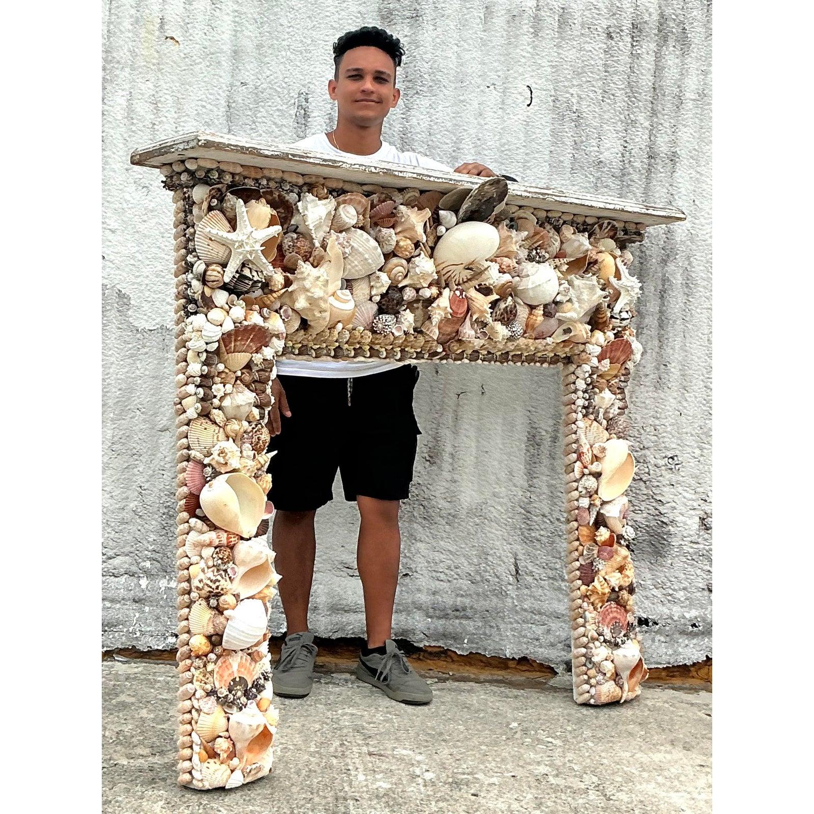 Américain Entourage de cheminée vintage boho incrusté de coquillages en vente