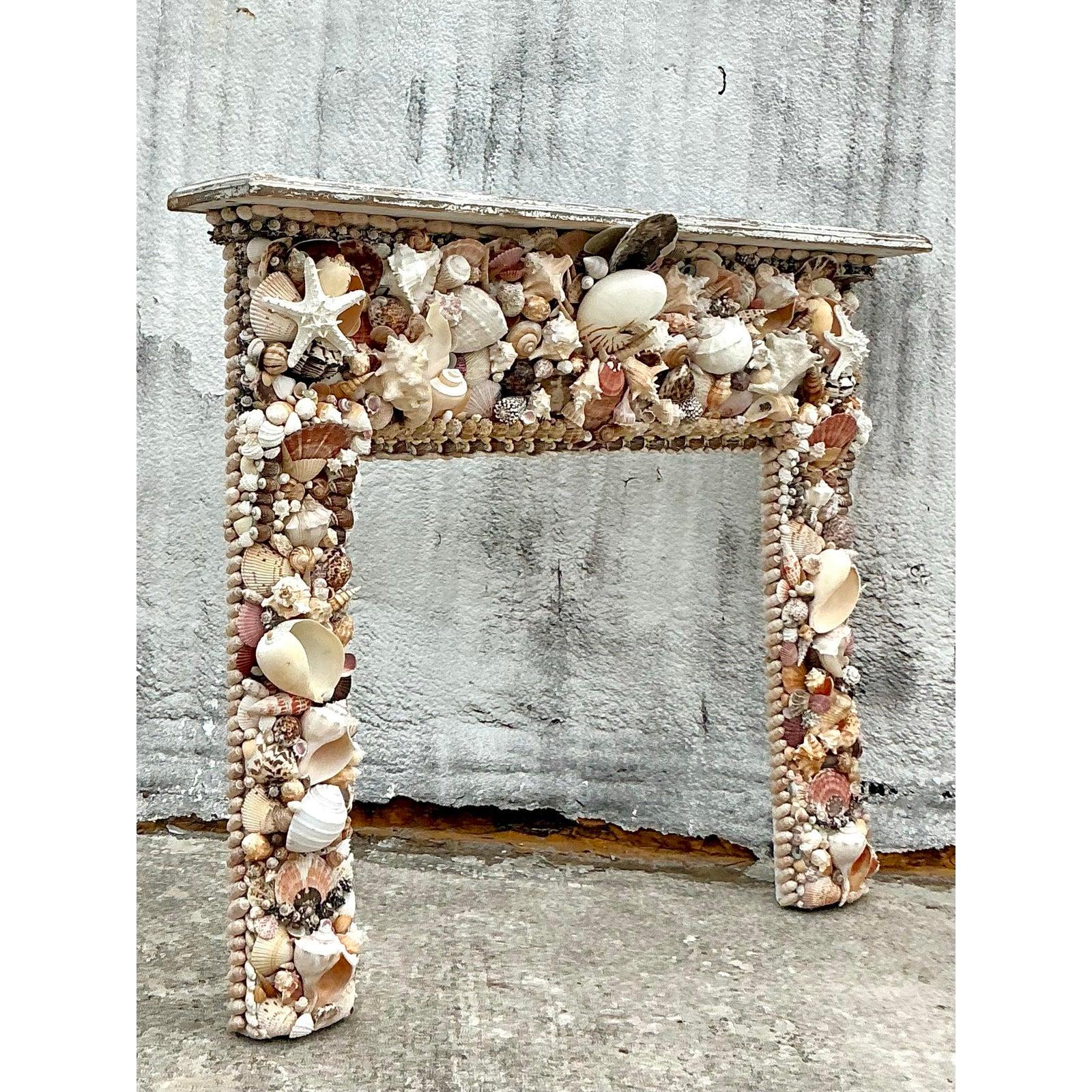 Entourage de cheminée vintage boho incrusté de coquillages Bon état - En vente à west palm beach, FL