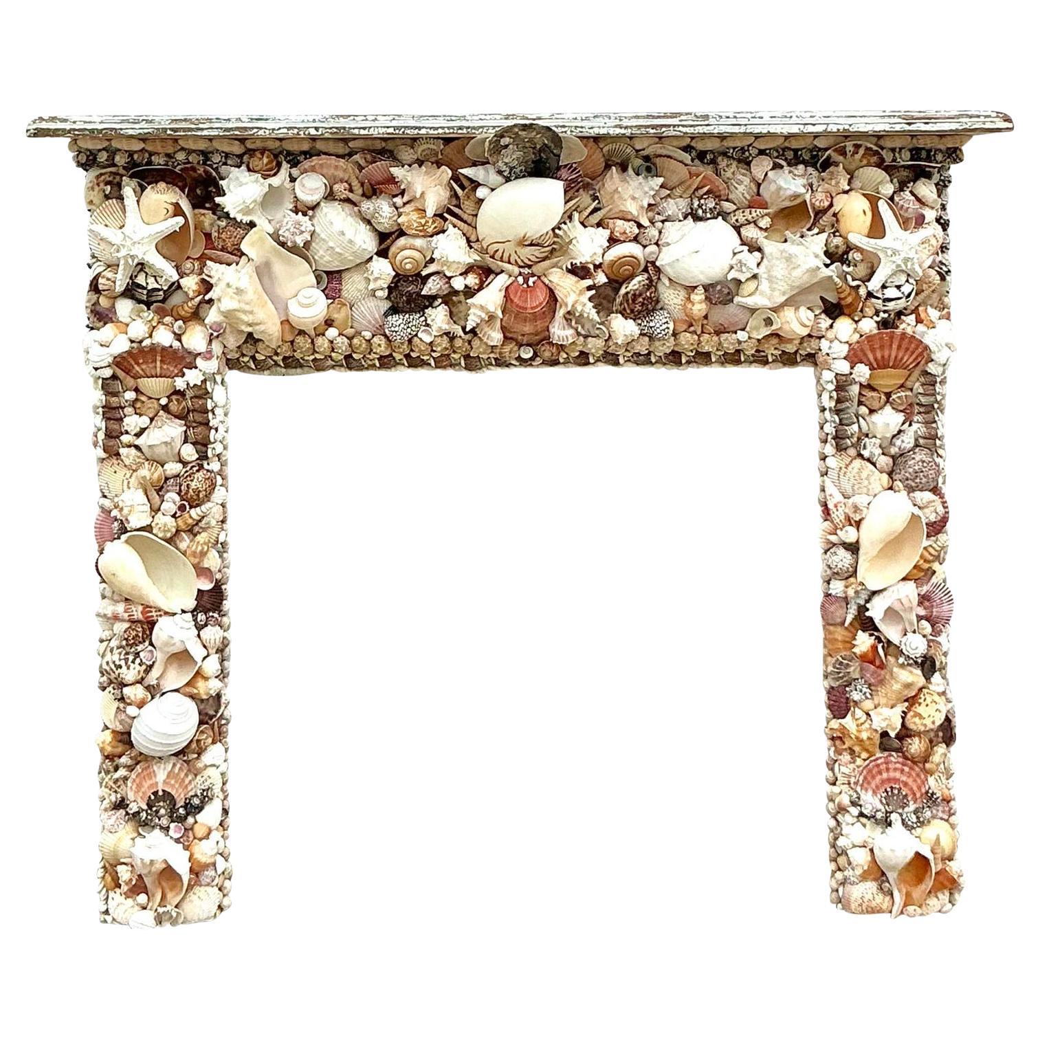 Entourage de cheminée vintage boho incrusté de coquillages en vente
