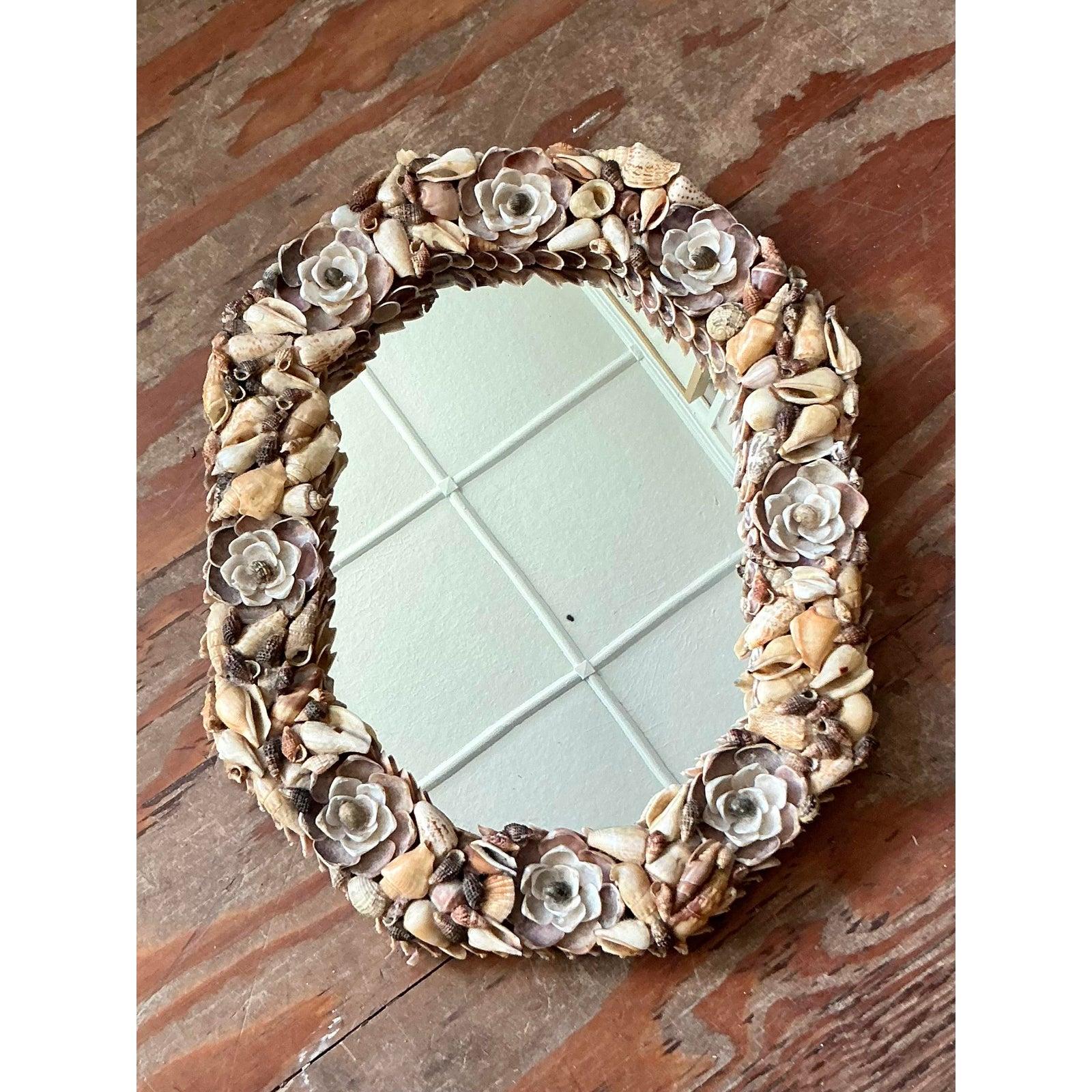 Este encantador espejo de acento vintage encierra a la perfección el espíritu de la elegancia costera y la artesanía meticulosa. El marco está incrustado densa y amorosamente con cientos de conchas marinas naturales, desde pequeños bígaros en