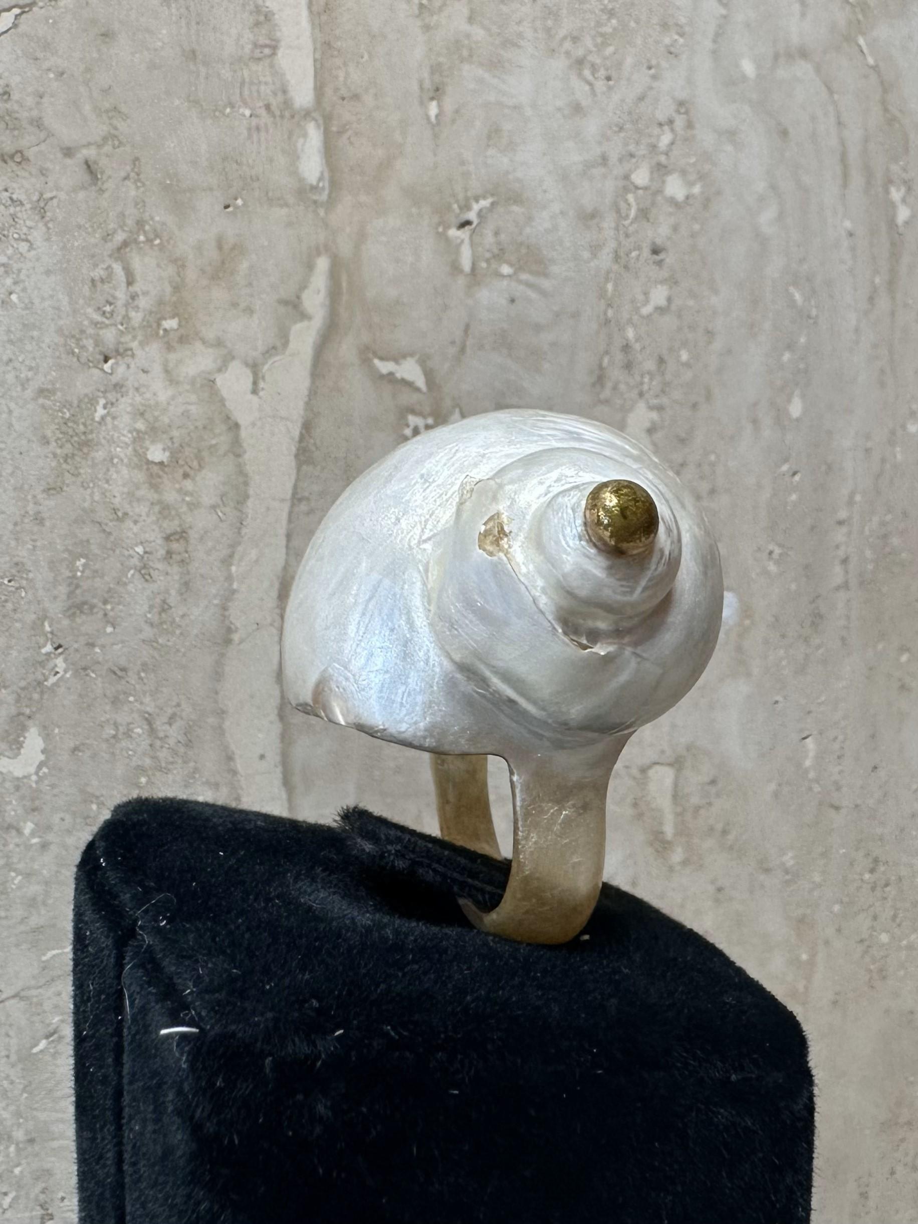 Vintage Boho Shell Ring In Good Condition In Lake Worth Beach, FL