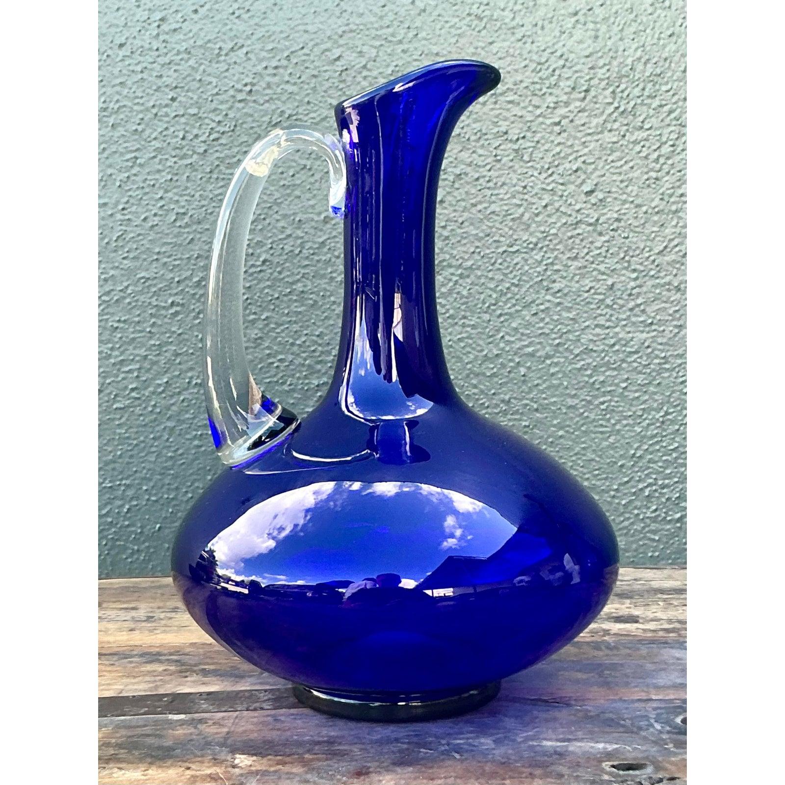 Vintage Boho signiert blau Kunstglas Krug (amerikanisch) im Angebot