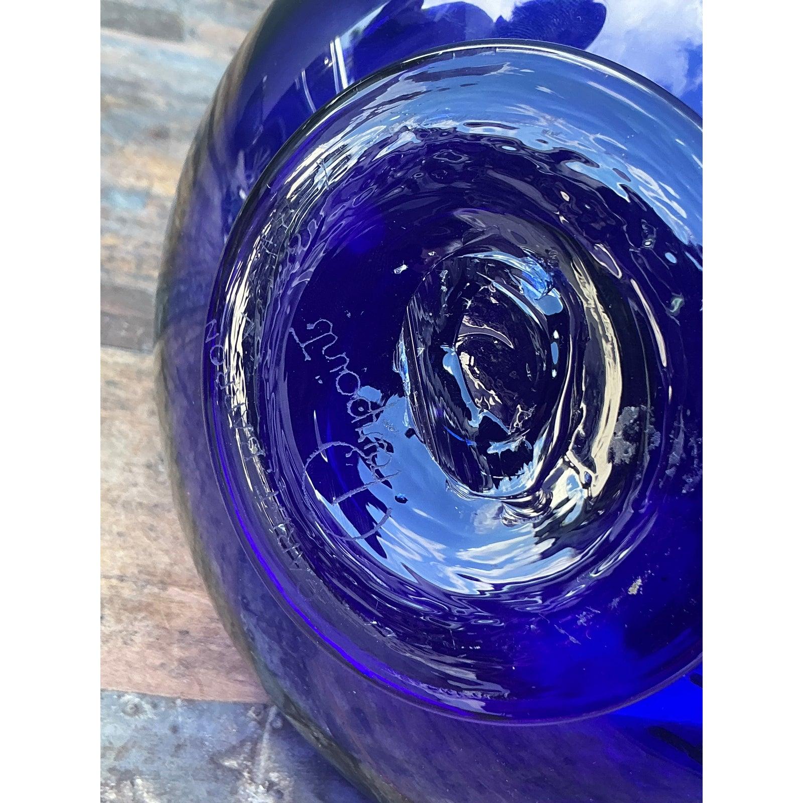 Vintage Boho signiert blau Kunstglas Krug (20. Jahrhundert) im Angebot