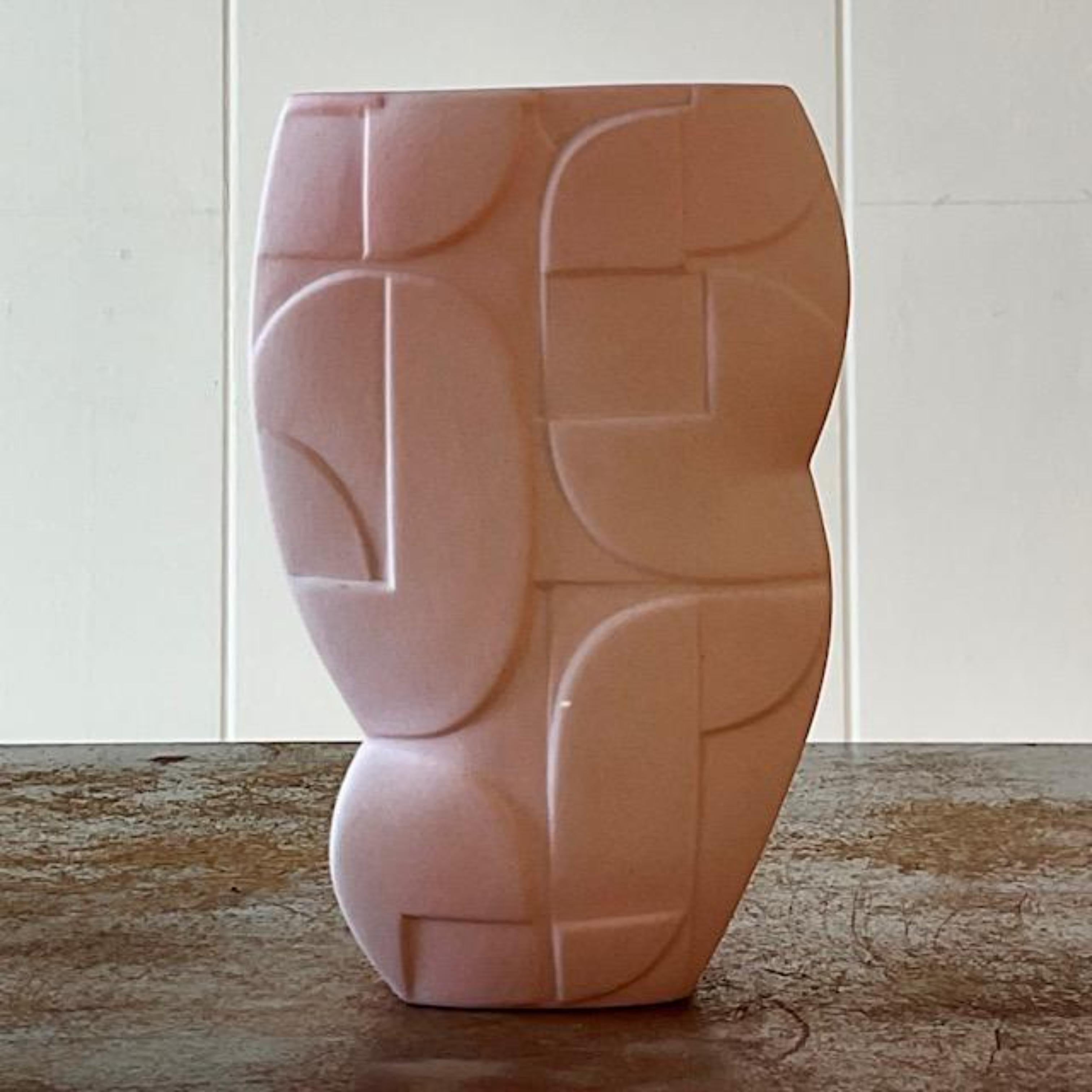 Ein fabelhaftes Vintage Boho Studio Keramik Vase. Ein schickes, kleines geometrisches Design in einem matten, blassen Rosa. Signiert auf der Unterseite. Erworben aus einem Nachlass in Palm Beach. 