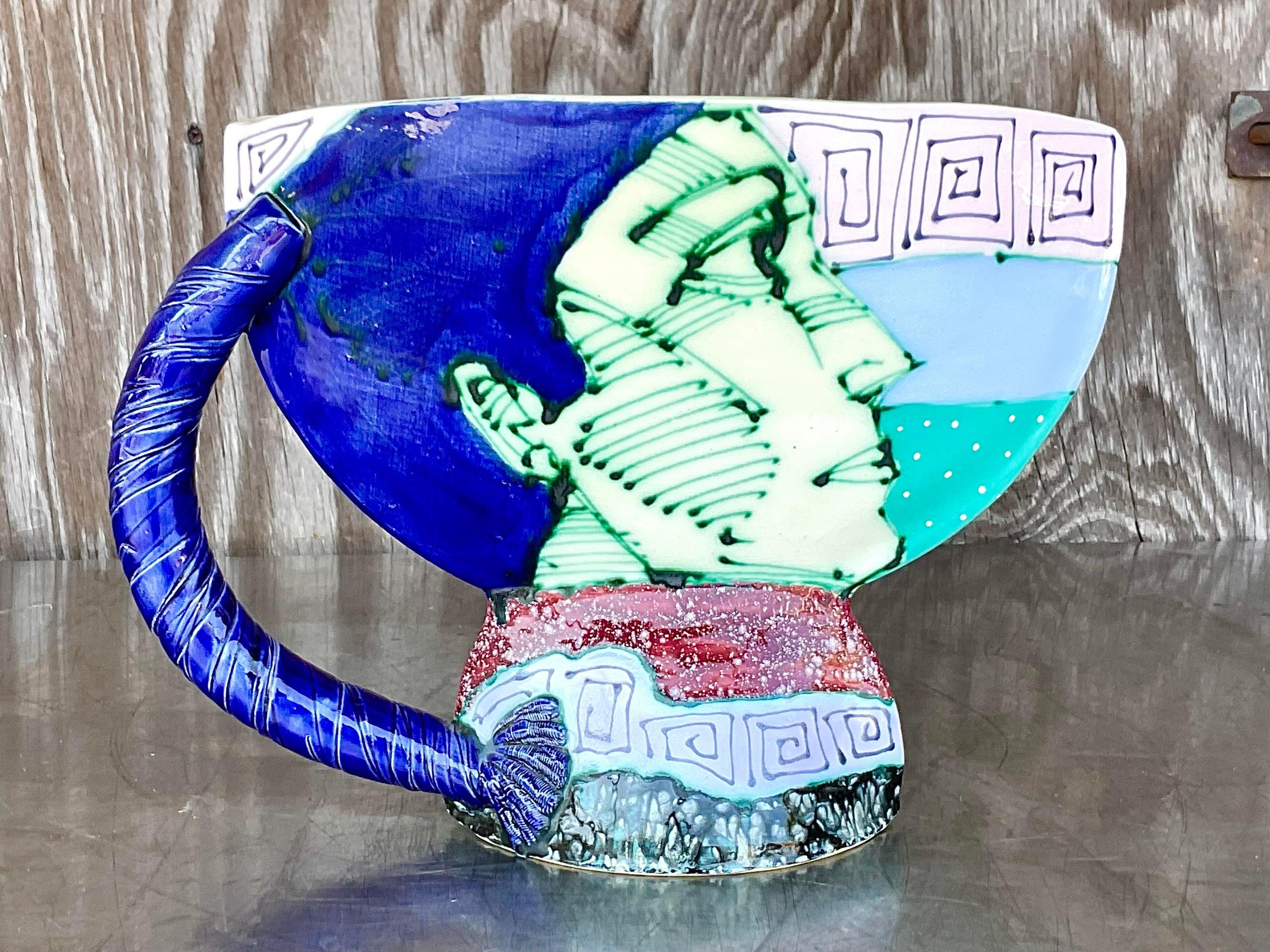 Eine fabelhafte Vintage Boho glasierte Keramik Gefäß. Schicke handgemalte Details in brillanten klaren Farben. Erworben aus einem Nachlass in Palm Beach. 