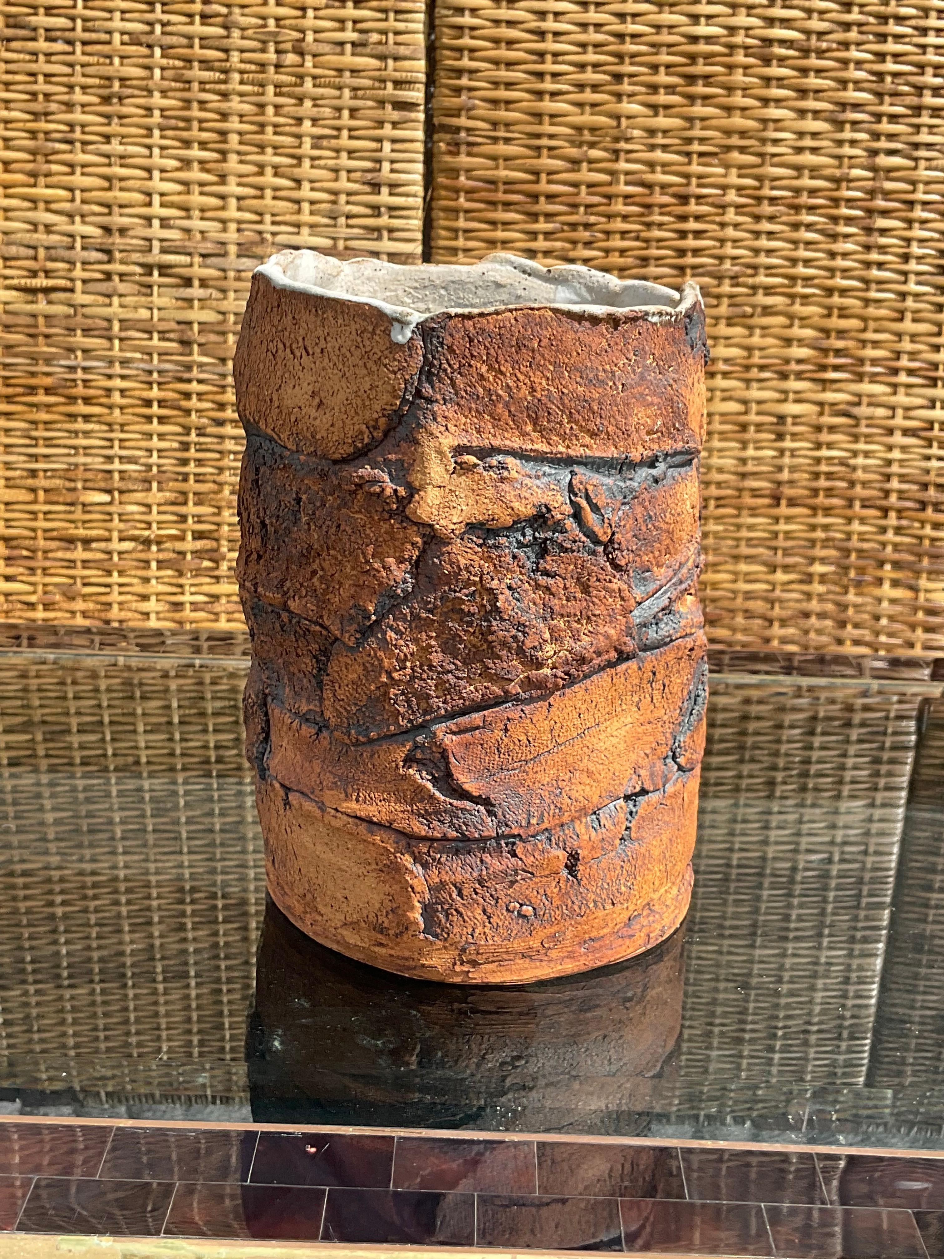 Vintage Boho signiert handgemachte Keramik Vase (20. Jahrhundert) im Angebot