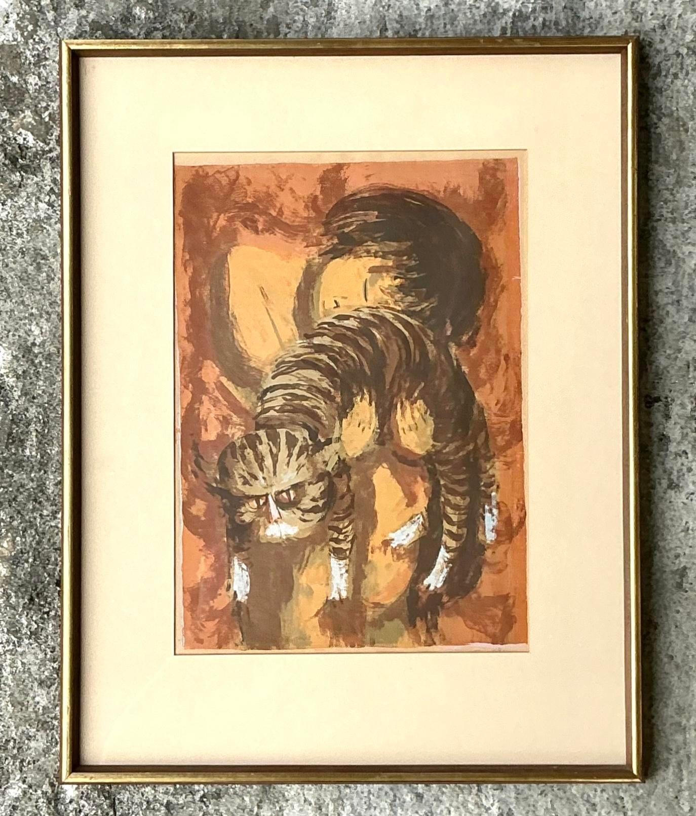 Esta litografía original sobre papel, firmada en estilo boho vintage, muestra un retrato único y expresivo de un gato en tonos terrosos. La pieza está enmarcada y lista para colgar, lo que la convierte en un complemento perfecto para cualquier