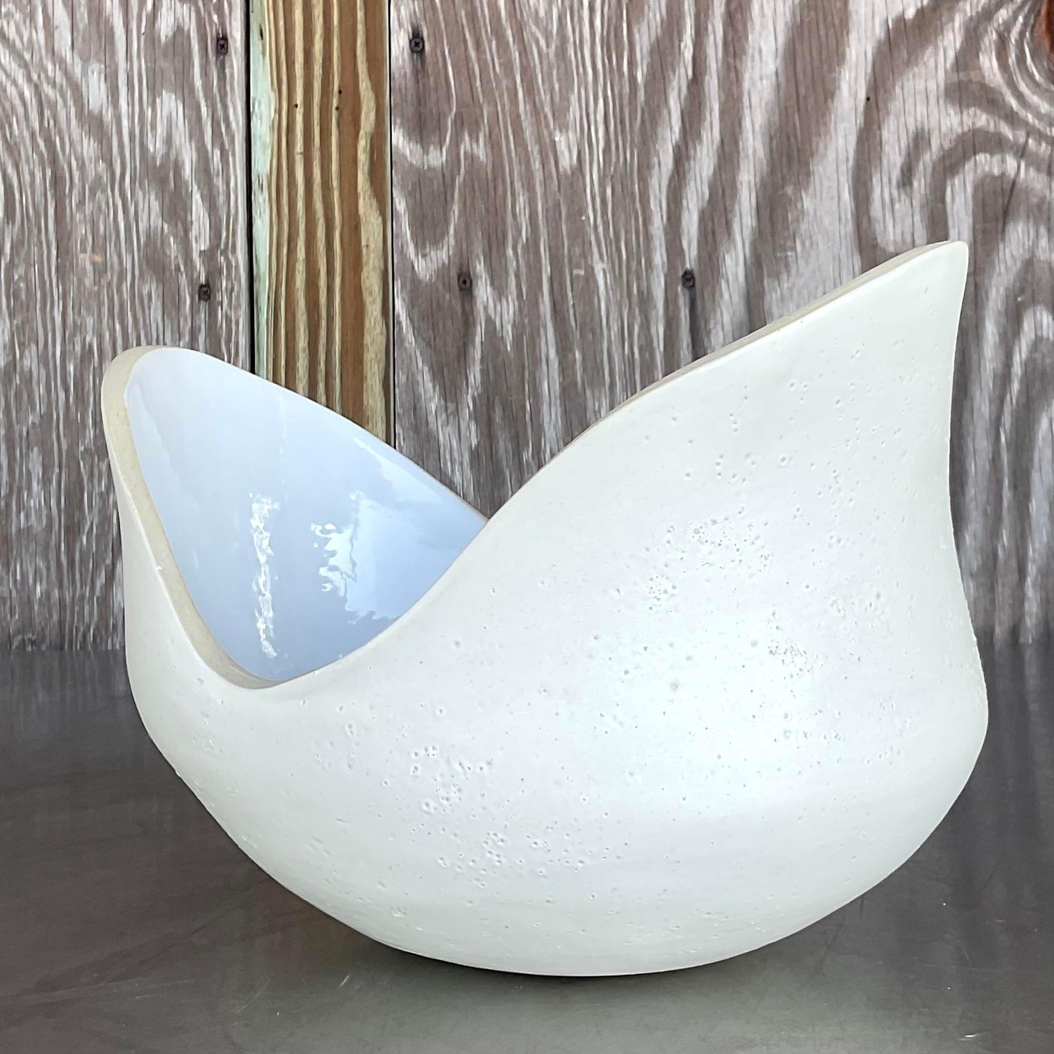 Infuser votre espace avec une touche artistique en utilisant notre Vintage Boho Signed Slab Built Biomorphic Bowl. Fabriqué à la main avec un design unique en forme de dalle, ce bol met en valeur des formes et des textures biomorphiques. Une pièce