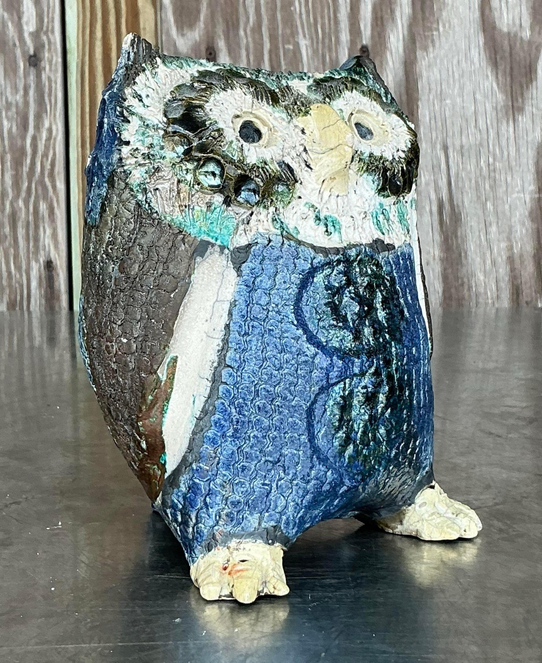 Aggiungi un tocco di charme al tuo arredamento con questa coppia unica di gufi vintage di Studio Pottery. Realizzati a mano e firmati dall'artista, questi gufi vantano texture vibranti e dettagli intricati, con una sorprendente smaltatura blu e