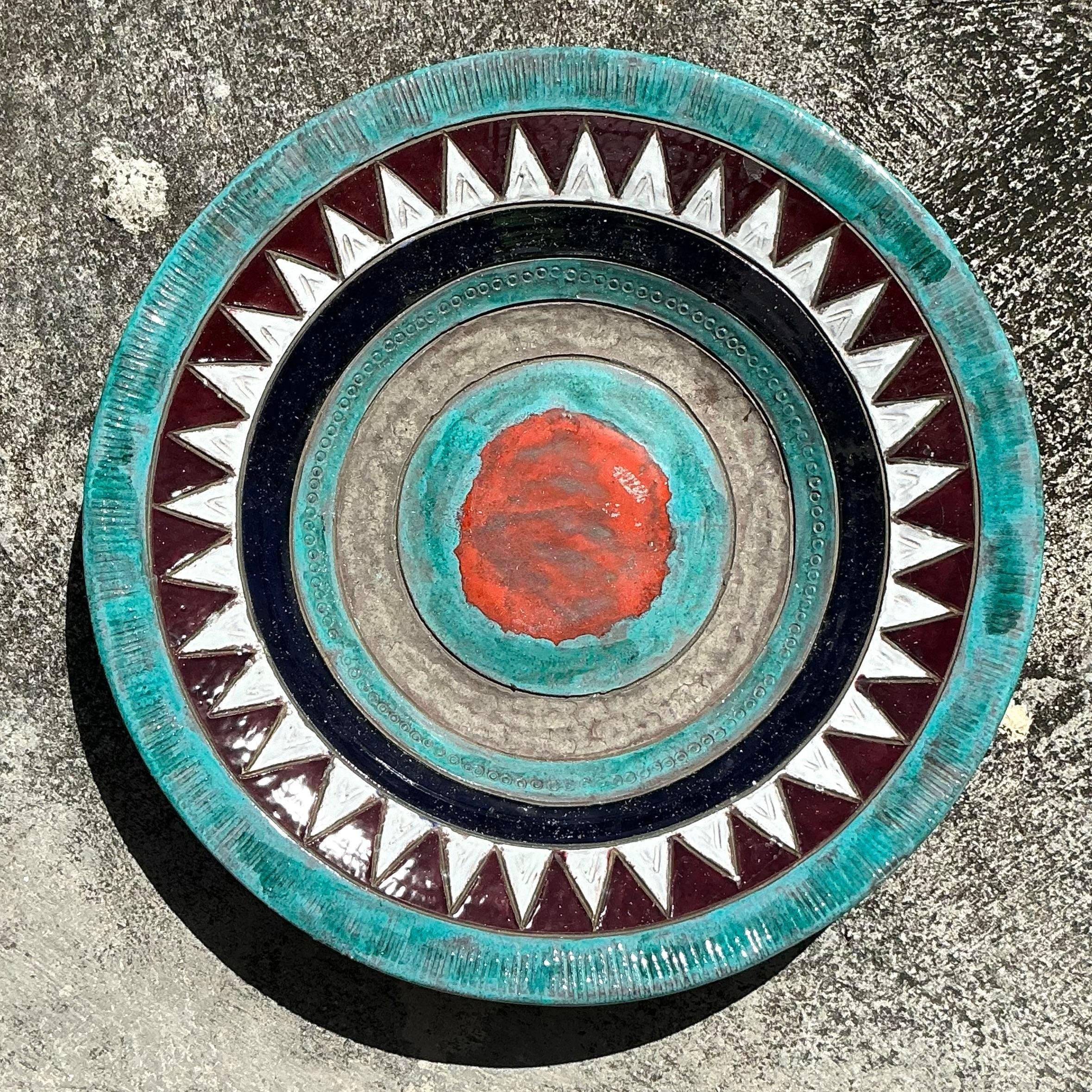 Ajoutez une touche artistique à votre espace avec cette assiette Vintage Boho Signed Studio Pottery. Fabriquée à la main par un artisan qualifié, cette pièce unique présente un magnifique design organique avec des tons de terre et une finition