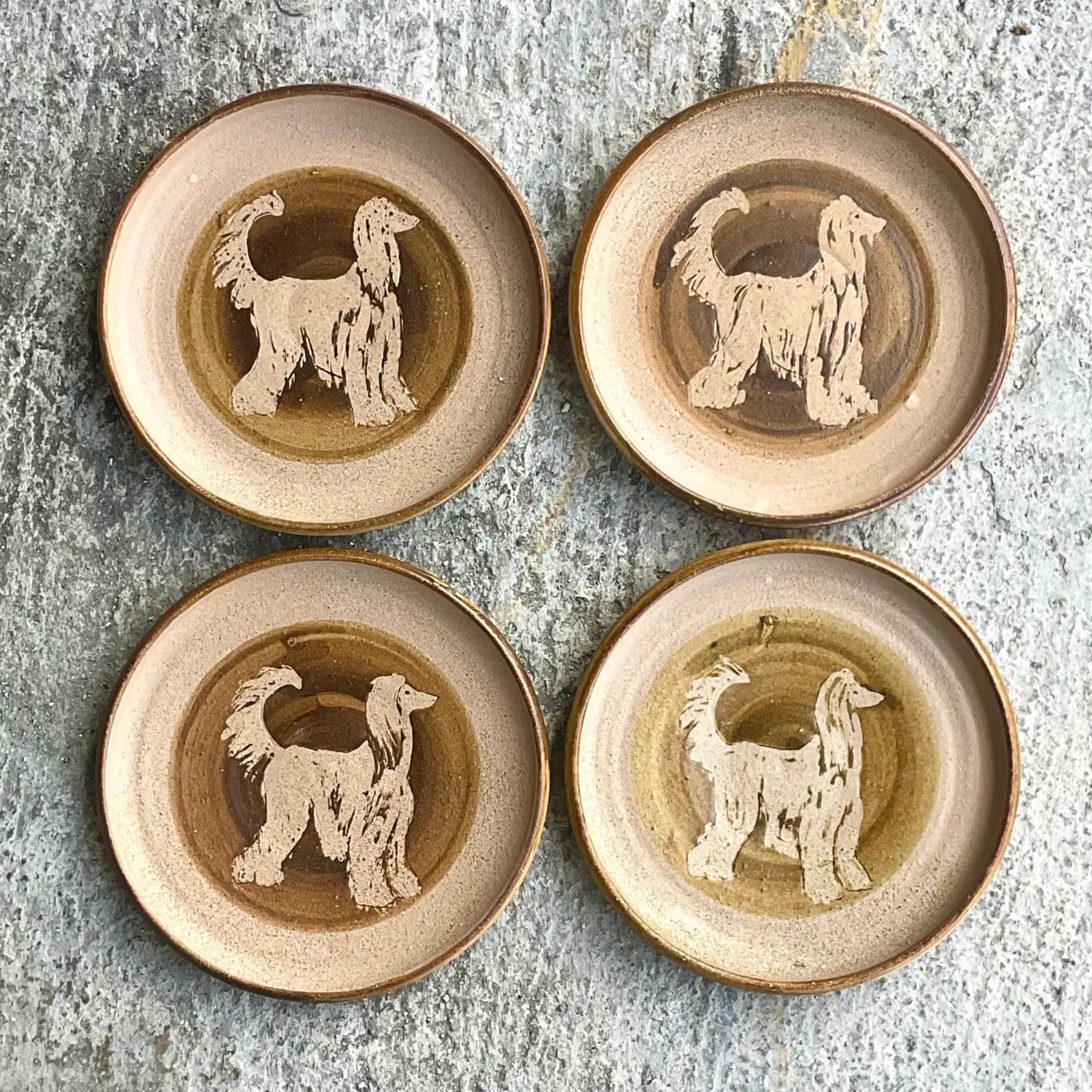 Set von 4 signierten Vintage-Studio-Keramiktellern mit afghanischen Hunden von Boho (Böhmisch) im Angebot