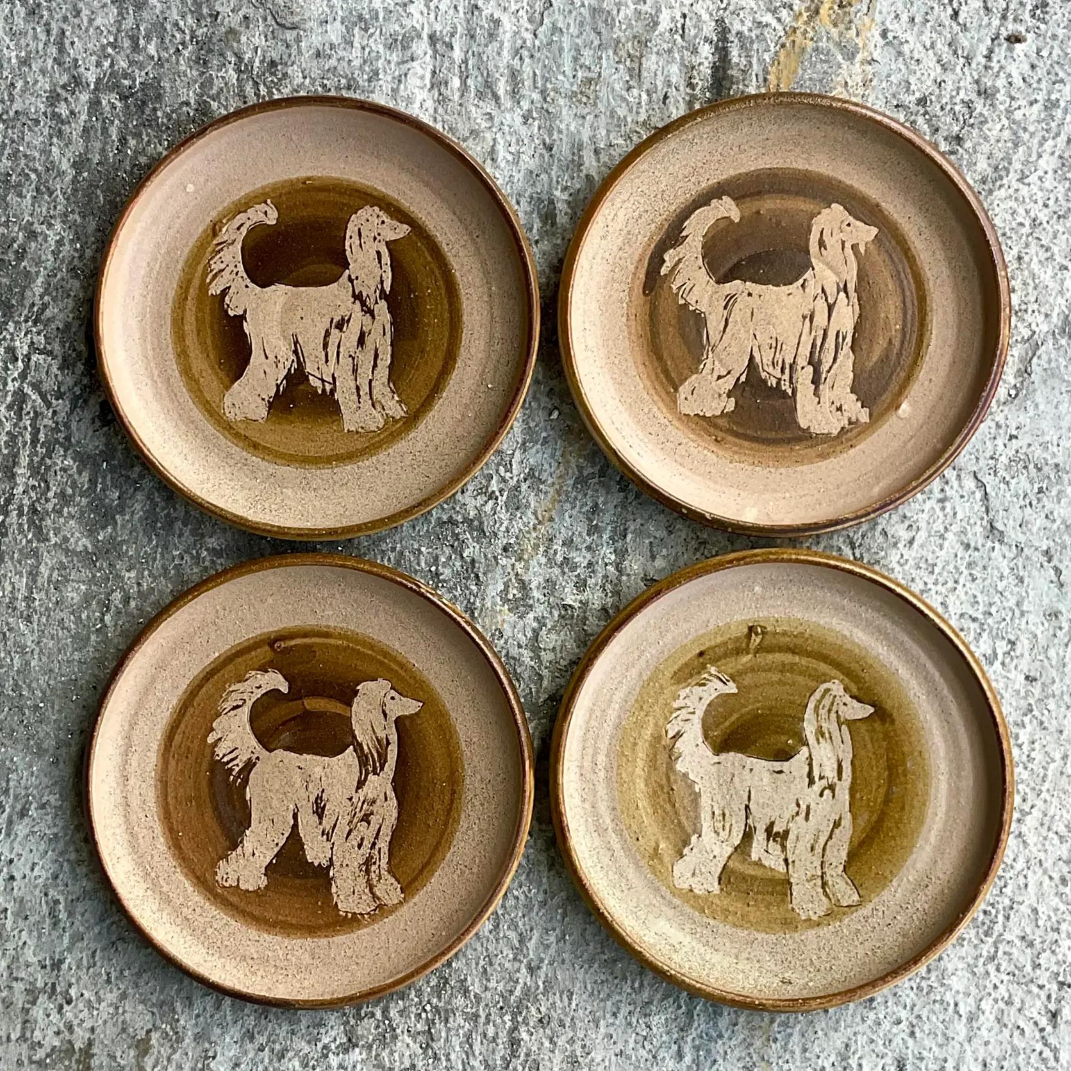 Set von 4 signierten Vintage-Studio-Keramiktellern mit afghanischen Hunden von Boho (Töpferwaren) im Angebot