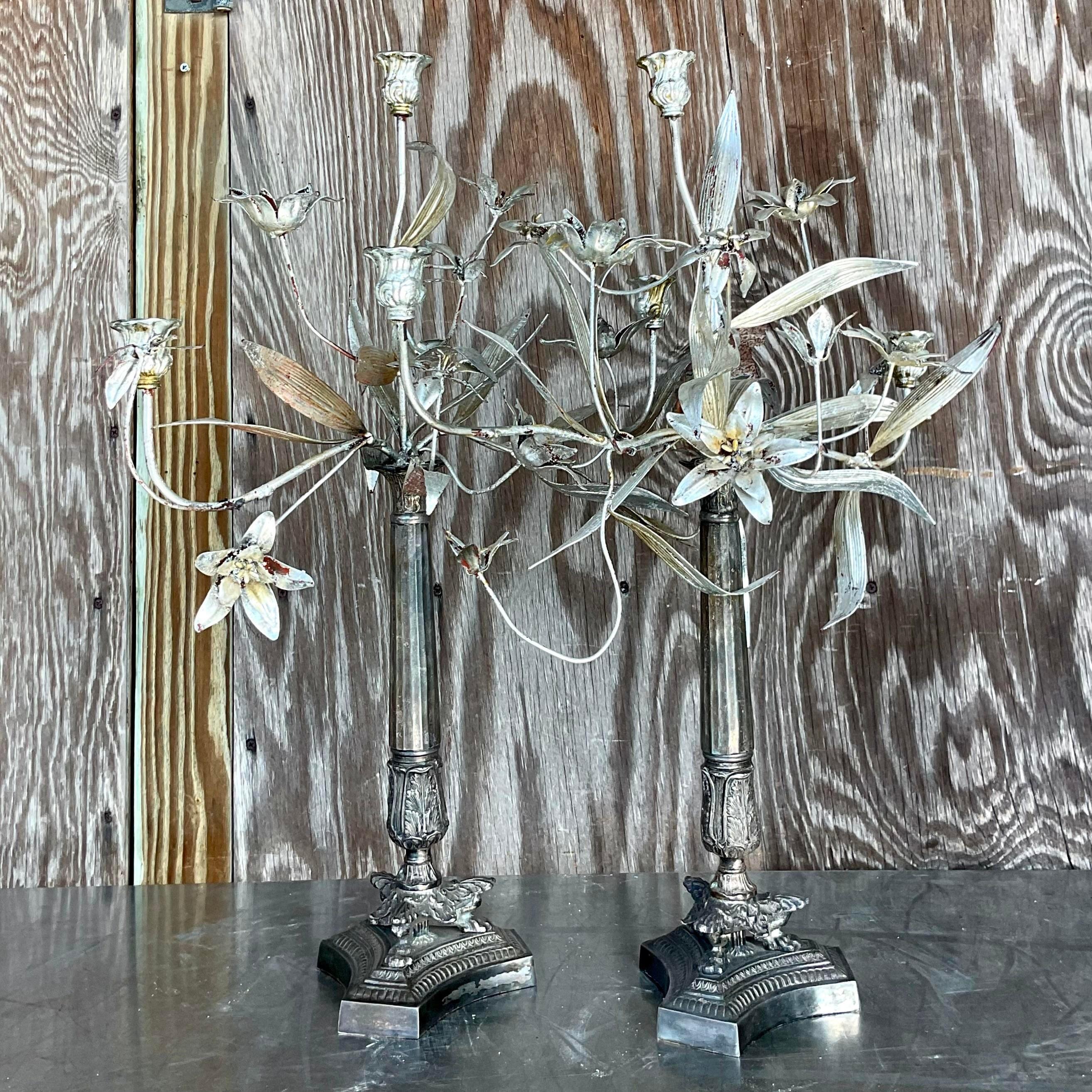 Vintage Boho-Blumenkandelaber aus Silber mit Blumenmuster – ein Paar (amerikanisch) im Angebot