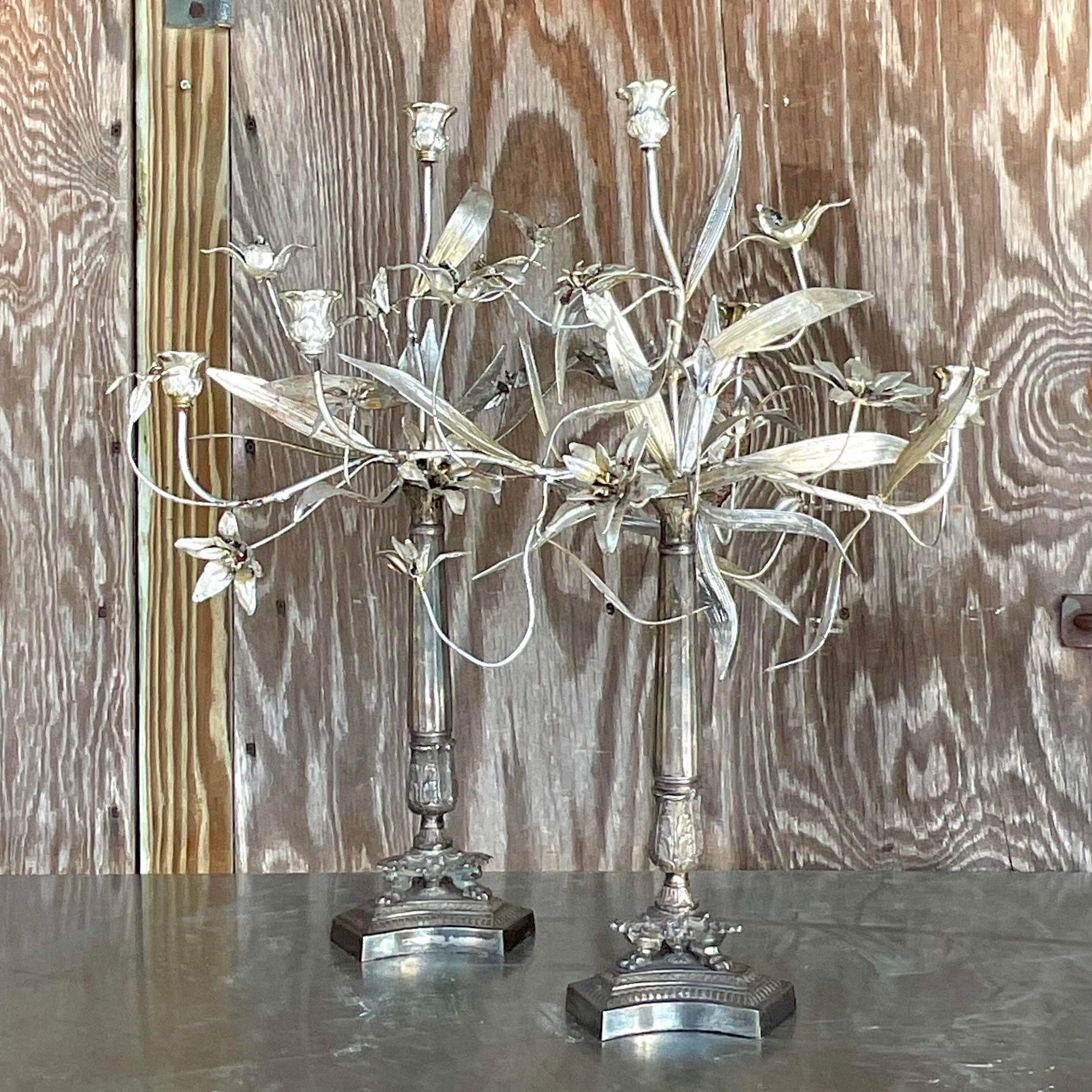 Vintage Boho-Blumenkandelaber aus Silber mit Blumenmuster – ein Paar (20. Jahrhundert) im Angebot