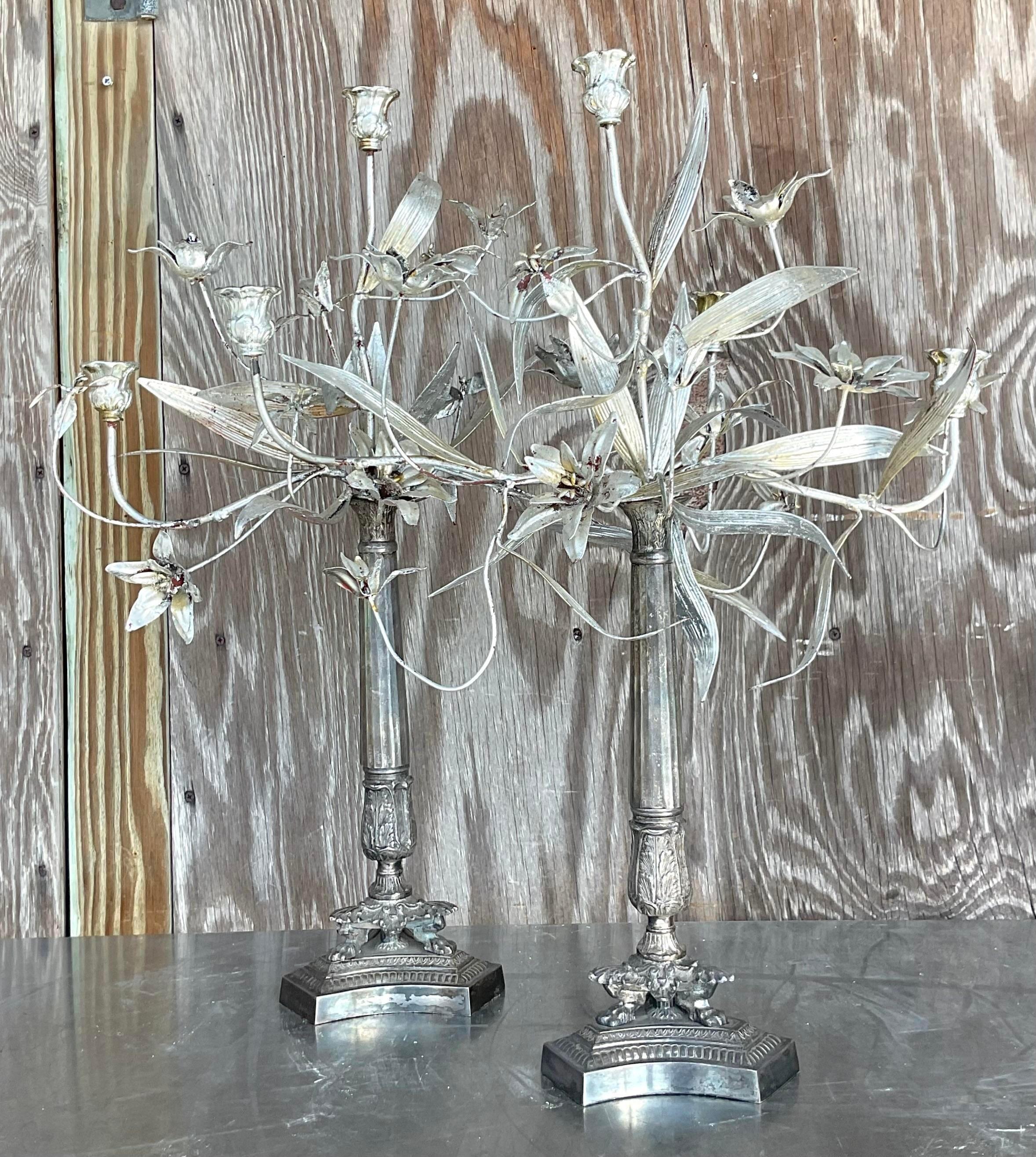 Vintage Boho-Blumenkandelaber aus Silber mit Blumenmuster – ein Paar (Metall) im Angebot