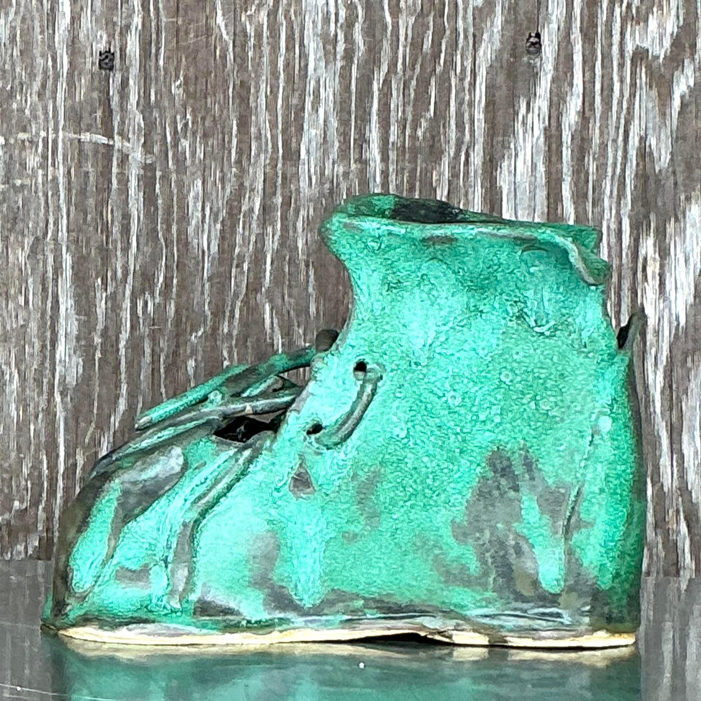 Introduci un tocco di estrosità e stile artistico nel tuo arredamento con questa scultura di scarpe vintage Boho Slab Built Studio Pottery. Sapientemente realizzato a mano, questo pezzo unico mette in mostra la bellezza della ceramica a lastre, con