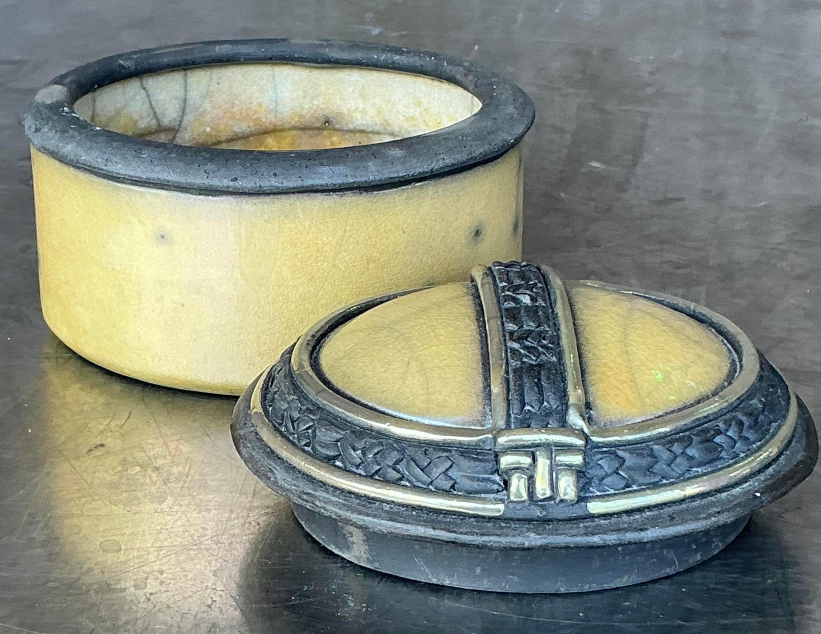 Ajoutez une touche d'élégance bohème à votre décor avec cette boîte à bibelots Vintage Slab Built Studio Pottery. Parfaite pour les intérieurs de style américain, cette pièce fabriquée à la main présente une construction unique en dalles et des
