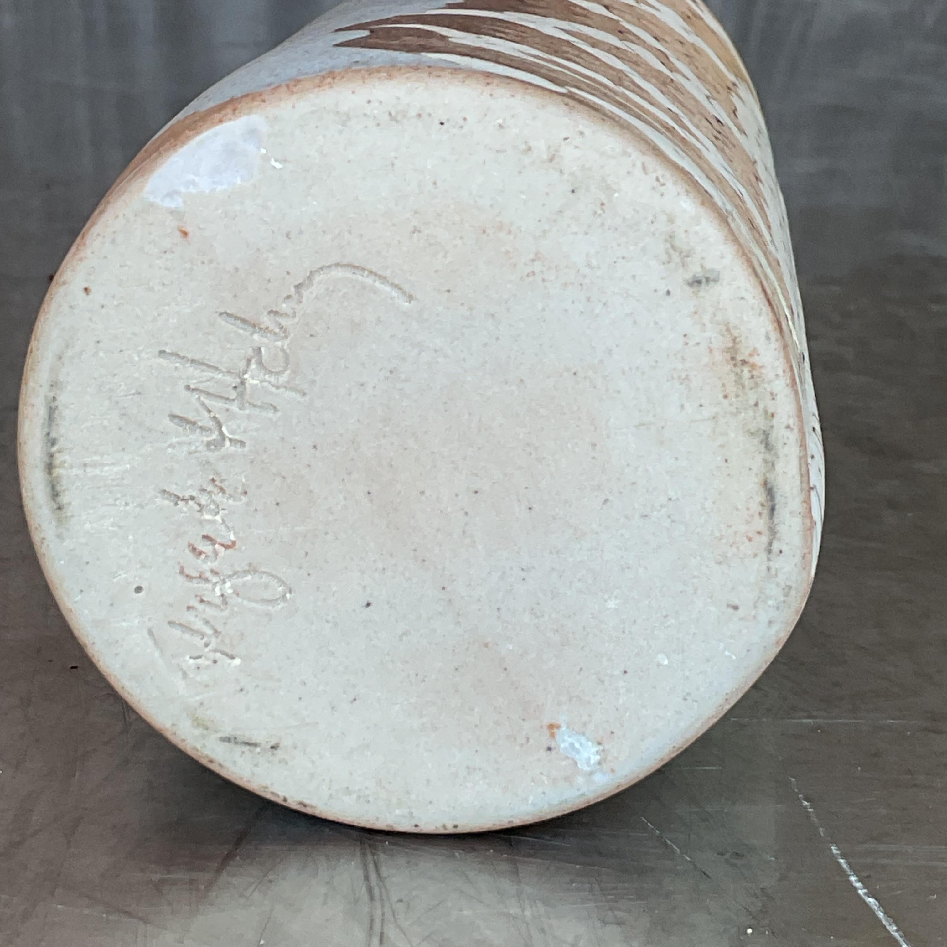 Verleihen Sie Ihrem Raum einen Hauch von Retro-Charme mit dieser Vintage Boho Slab Built Studio Pottery Vase. Sein handgefertigtes Design und seine erdigen Farbtöne machen ihn zu einem perfekten Blickfang für jeden Raum.