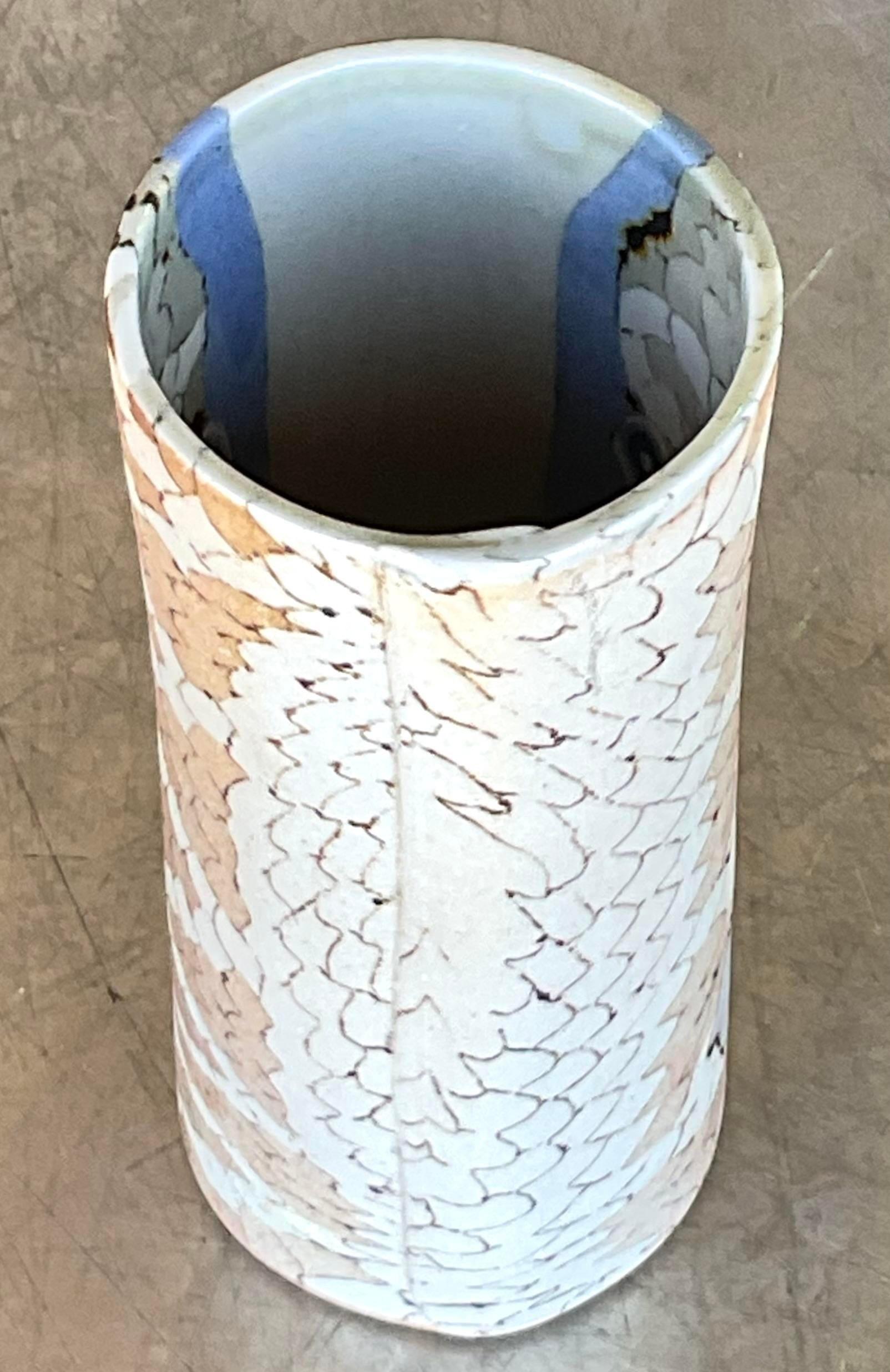 Boho-Slab Built Studio Pottery-Vase (Töpferwaren) im Angebot