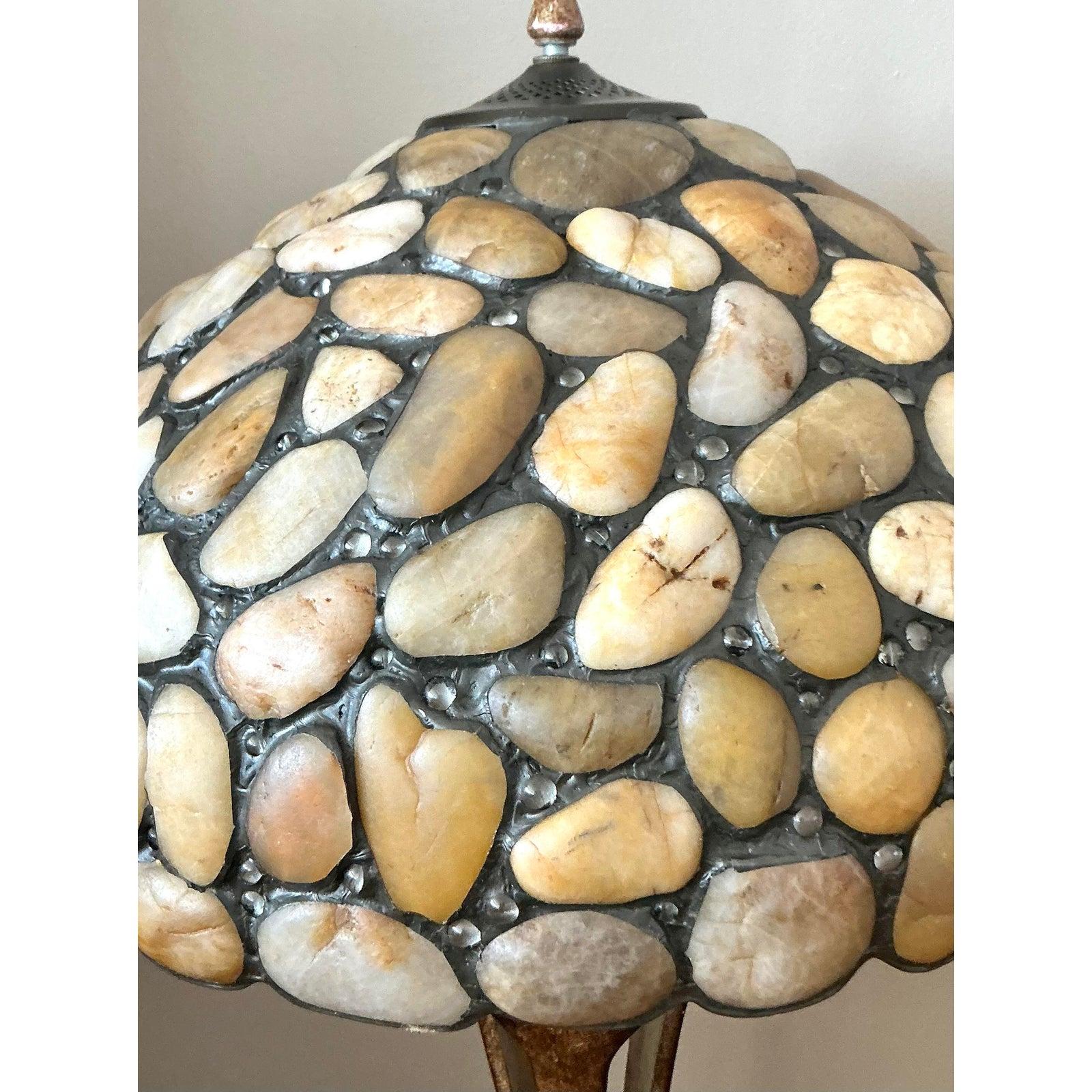 Illumina i tuoi interni con il fascino accattivante e terroso di questa straordinaria coppia di lampade da tavolo vintage in pietra. Ogni lampada presenta uno splendido paralume a cupola, meticolosamente realizzato a mano con un mosaico di pietre di