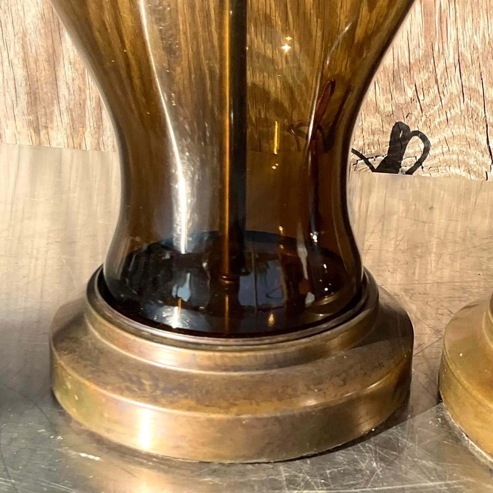 Une fabuleuse paire de lampes de table vintage Boho Ginger Jar. Verre fumé chic et quincaillerie en laiton patiné. Entièrement restauré avec tous les nouveaux câbles et accessoires. Acquis d'une propriété de Palm Beach.