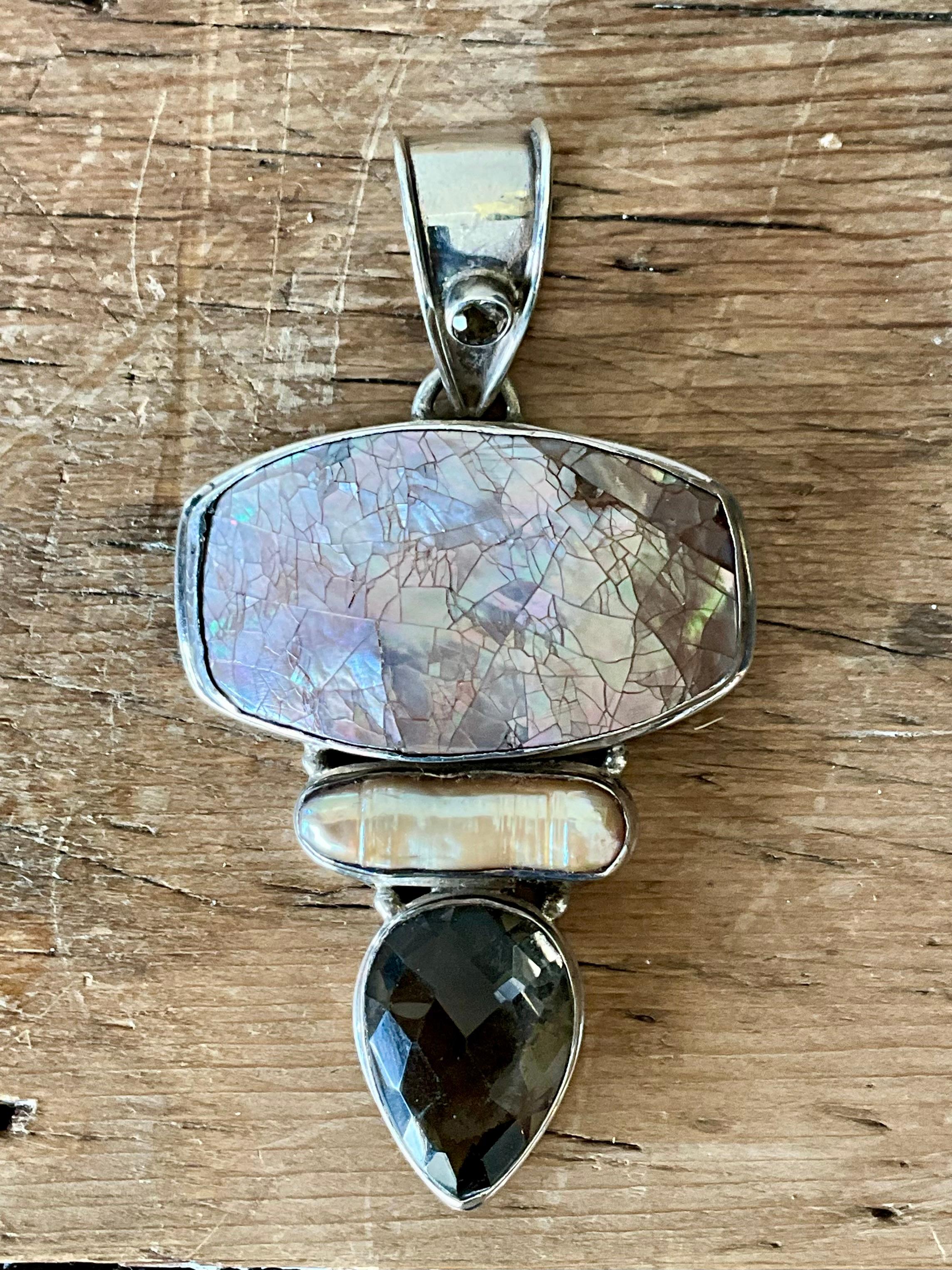 Pendentif vintage Boho en quartz fumé et nacre Bon état - En vente à West Palm Beach, FL