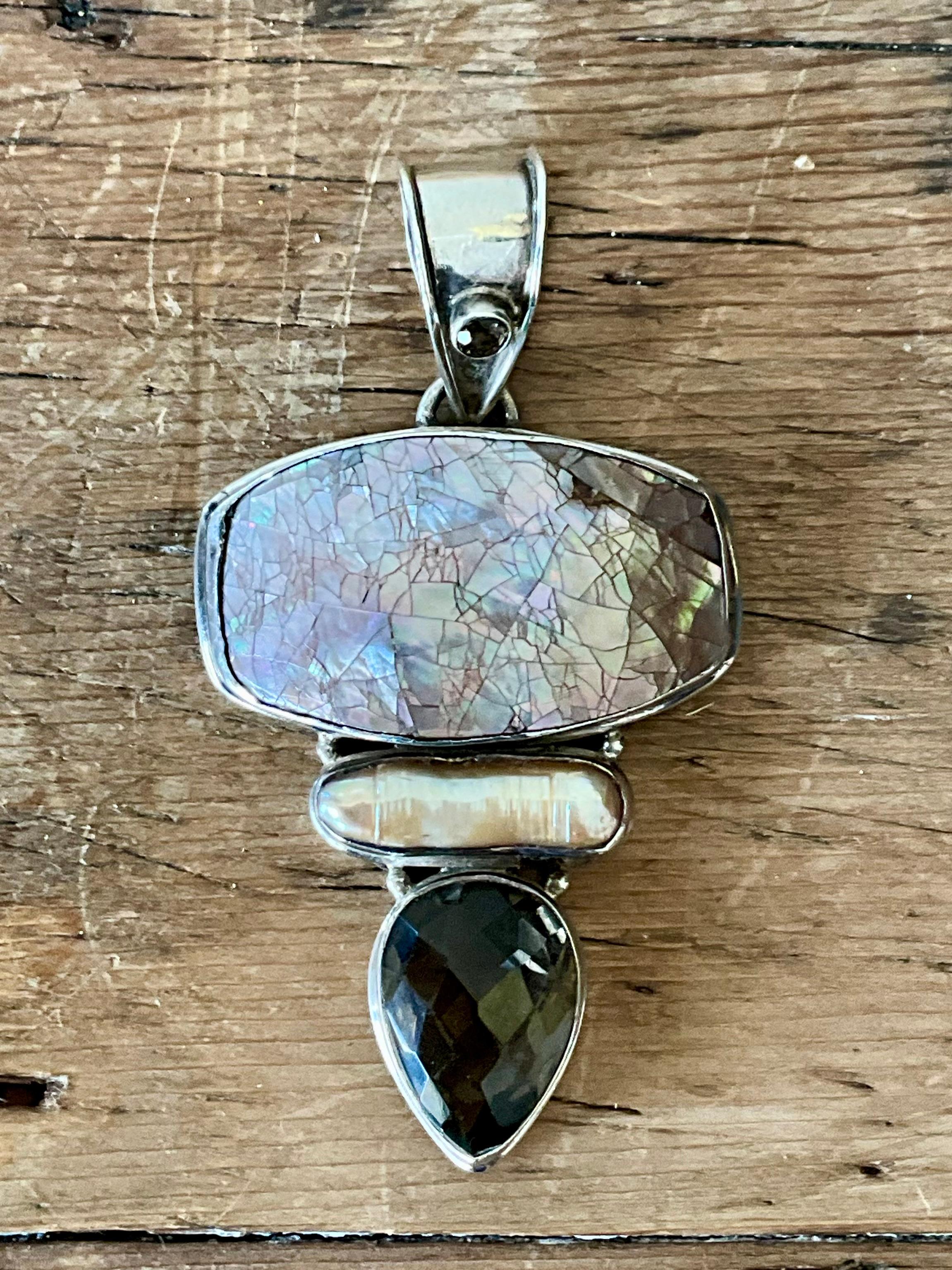 Pendentif vintage Boho en quartz fumé et nacre Unisexe en vente