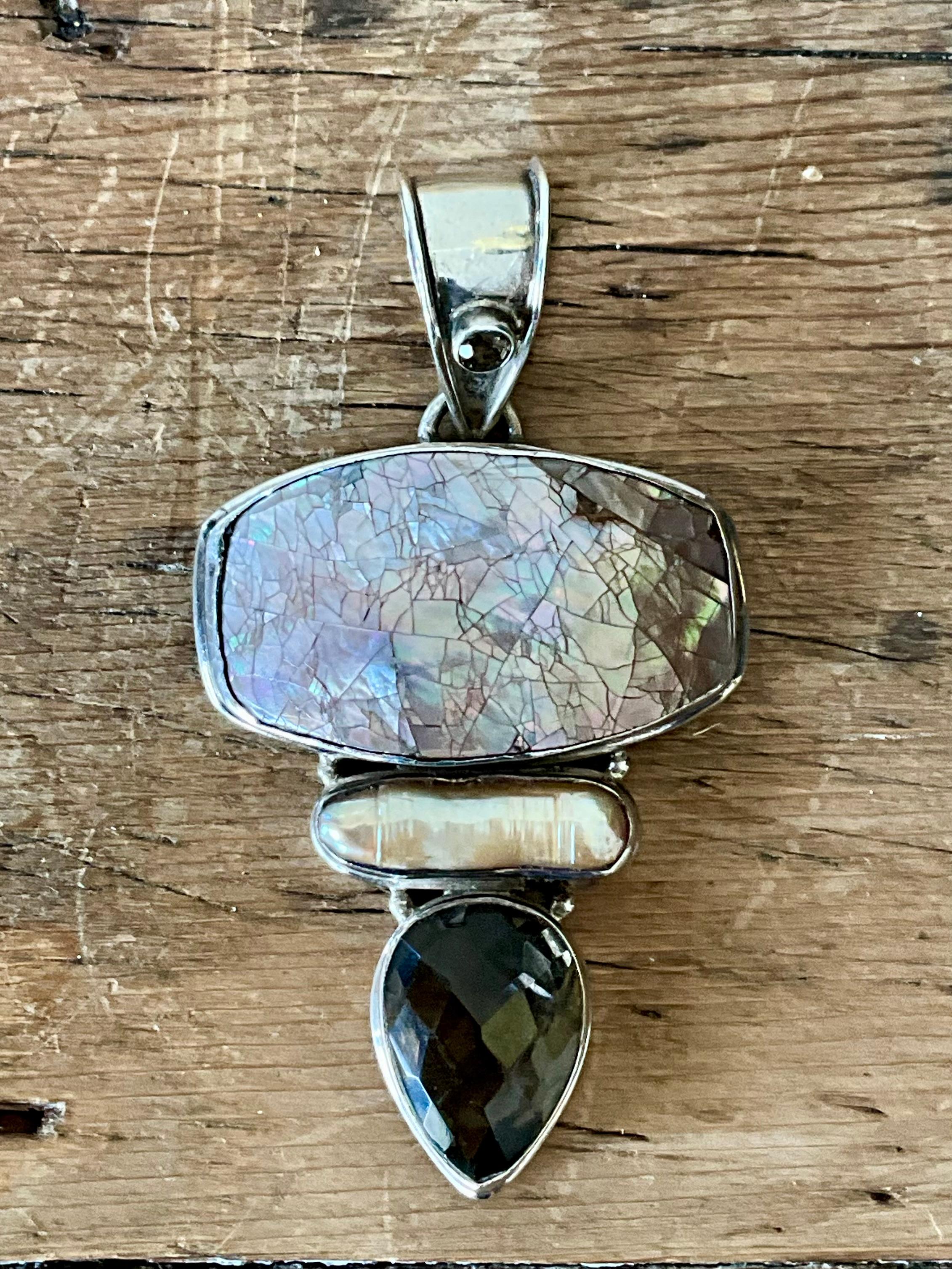 Pendentif vintage Boho en quartz fumé et nacre en vente 1