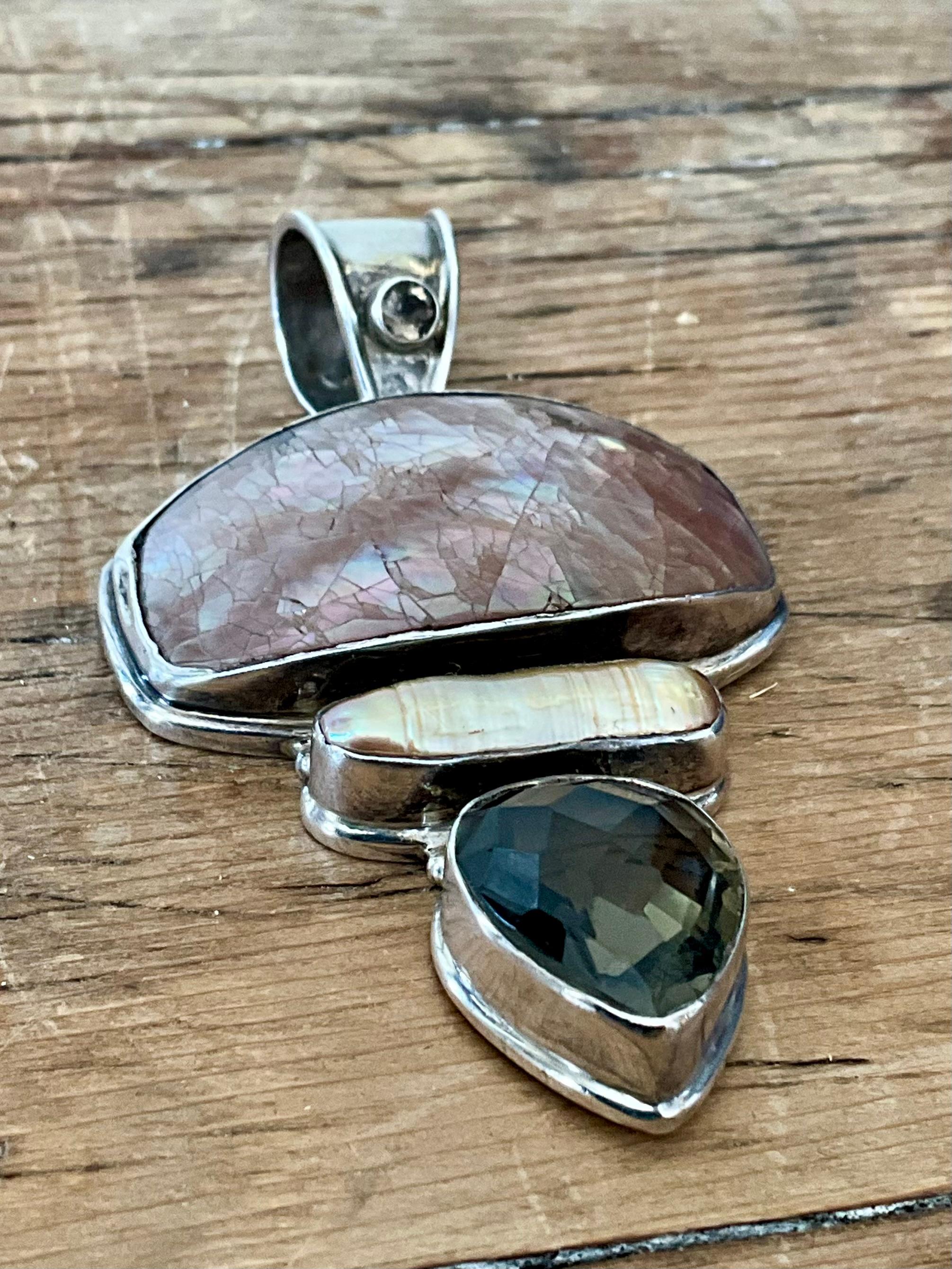 Pendentif vintage Boho en quartz fumé et nacre en vente 2