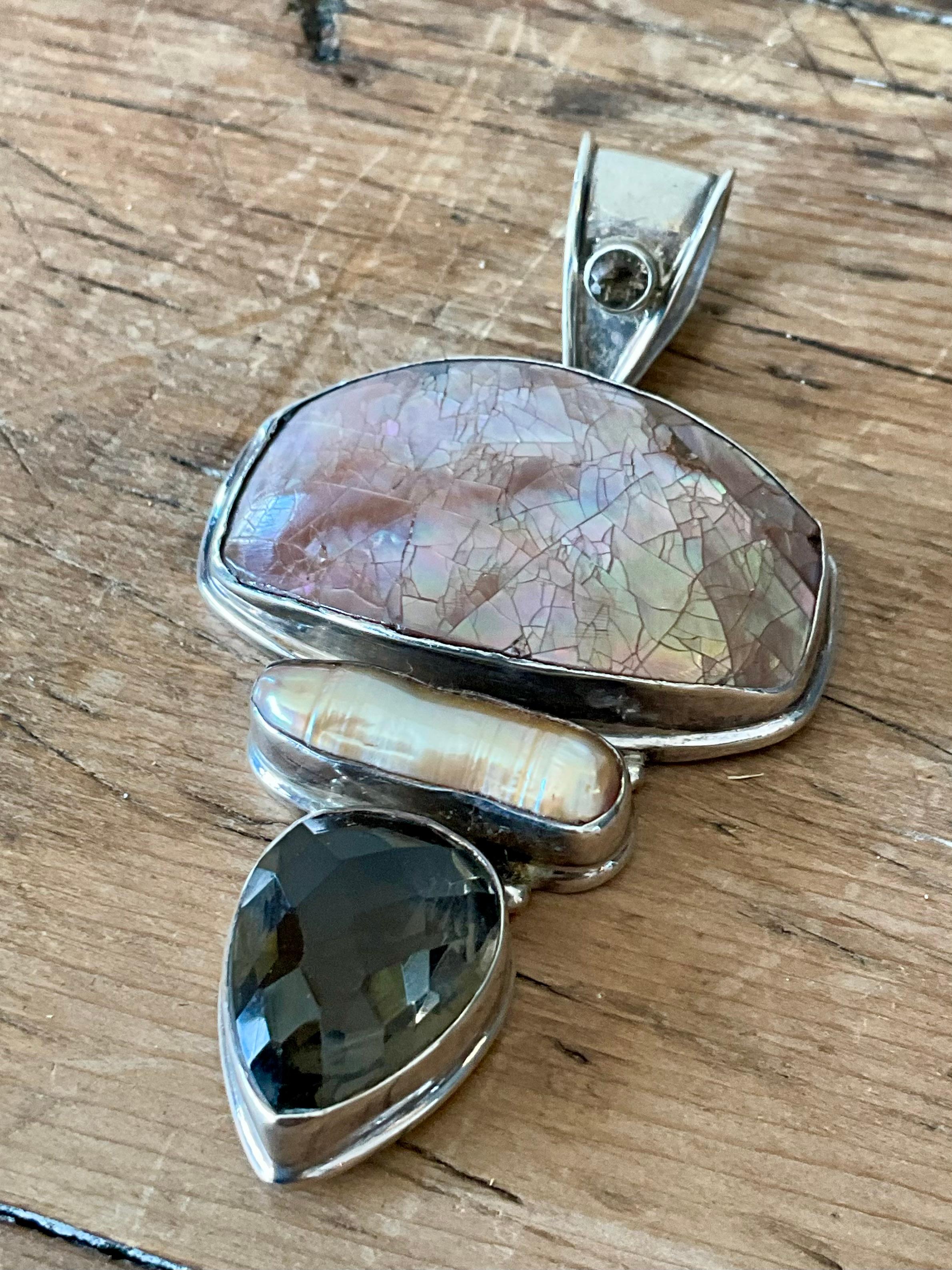 Pendentif vintage Boho en quartz fumé et nacre en vente 4