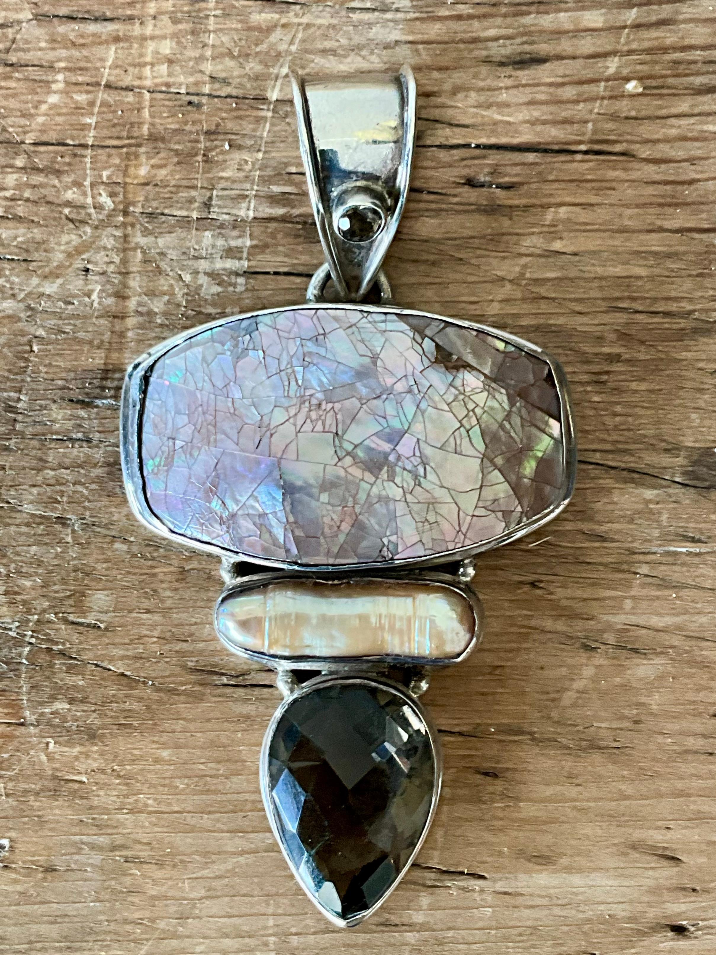 Pendentif vintage Boho en quartz fumé et nacre en vente 5