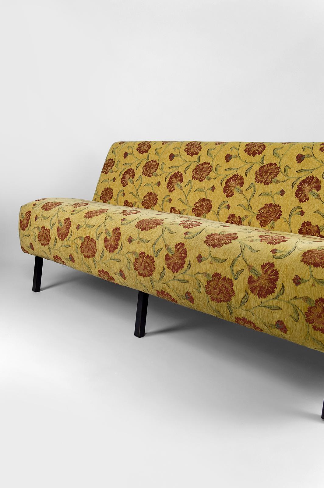 Vintage Boho sofa with yellow and red floral fabric, France, Circa 1960 For Sale 1