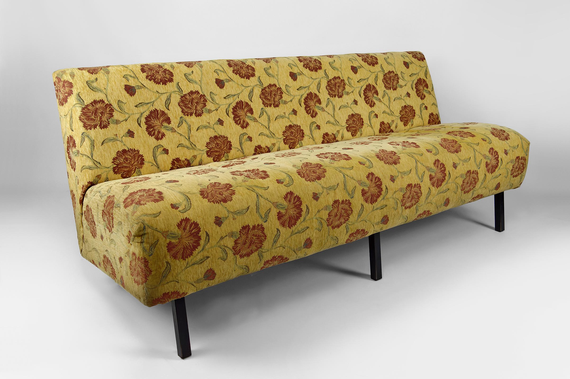 Vintage Boho sofa with yellow and red floral fabric, France, Circa 1960 For Sale 2