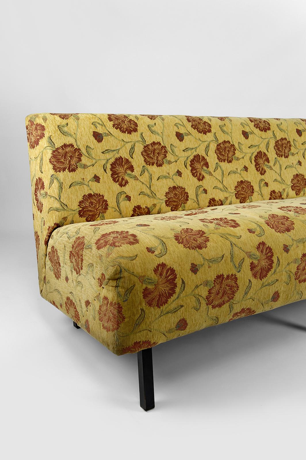 Vintage Boho sofa with yellow and red floral fabric, France, Circa 1960 For Sale 3