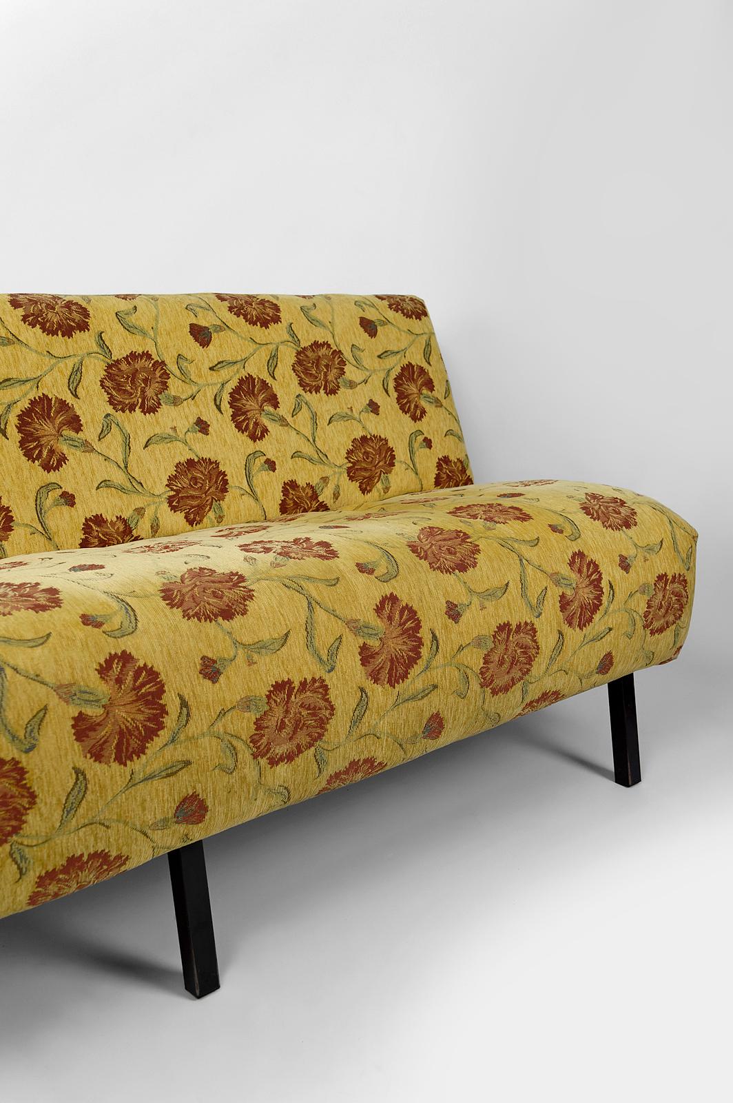 Vintage Boho sofa with yellow and red floral fabric, France, Circa 1960 For Sale 4