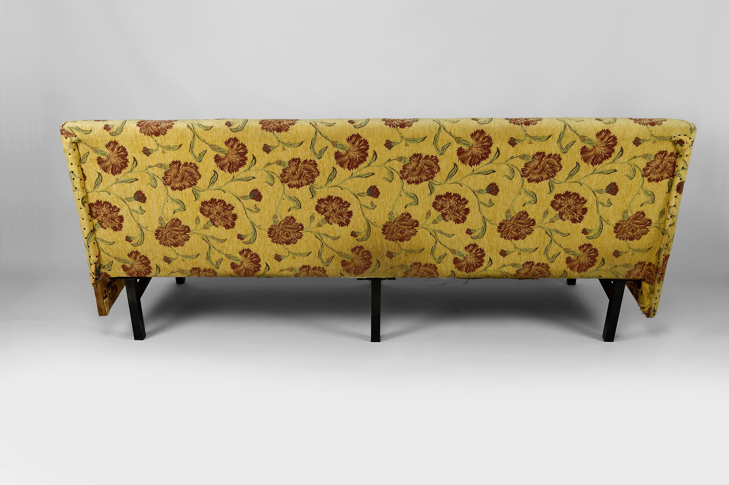 Vintage Boho sofa with yellow and red floral fabric, France, Circa 1960 For Sale 5