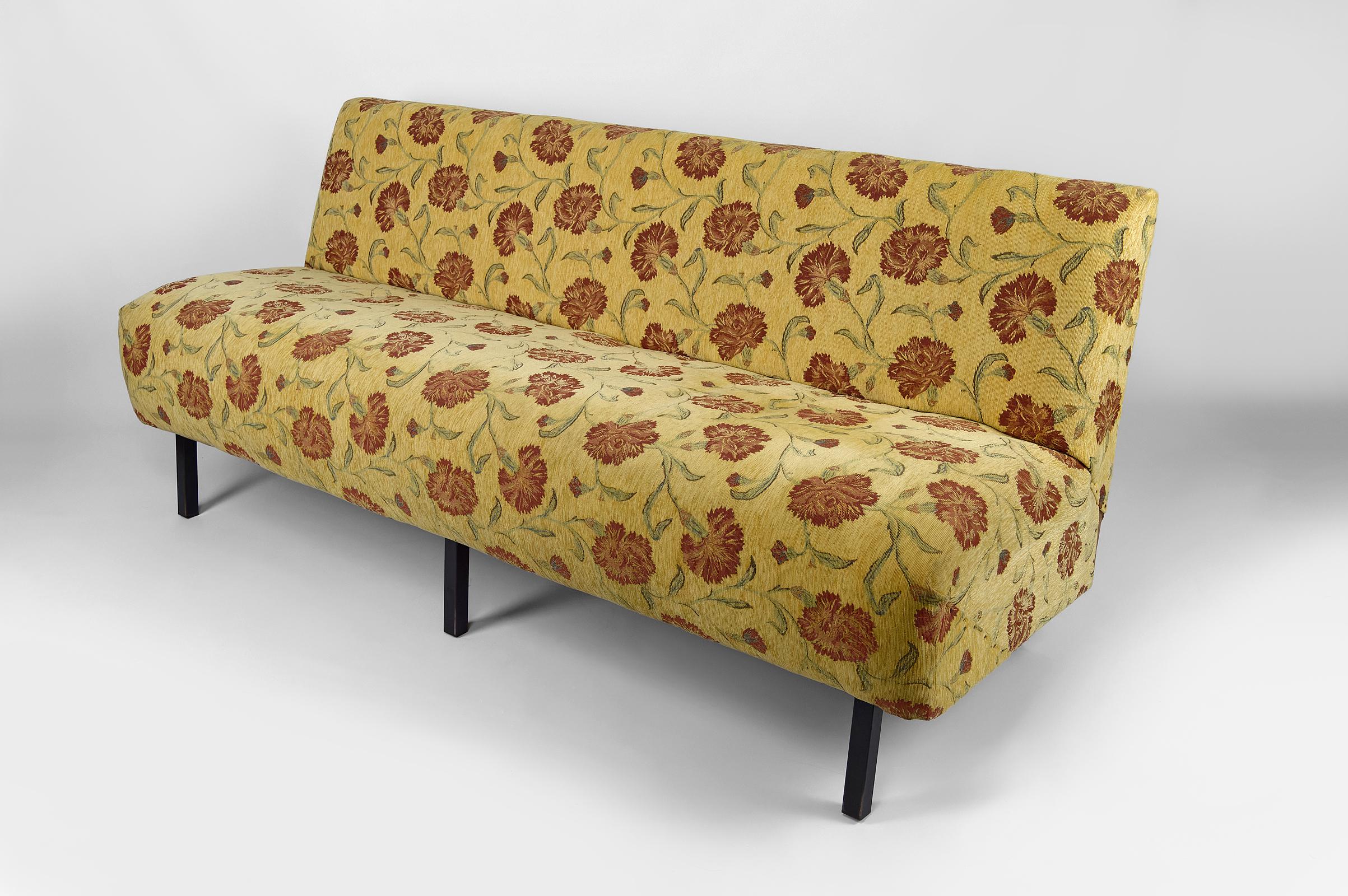Sofa / bench.
Very pretty floral fabric.
Metal feet.
Boho/ hippie / mid century style.
France, Circa 1960
In good condition.

Dimensions:
height 74 cm
width 180 cm
depth 74 cm
seat height 43 cm