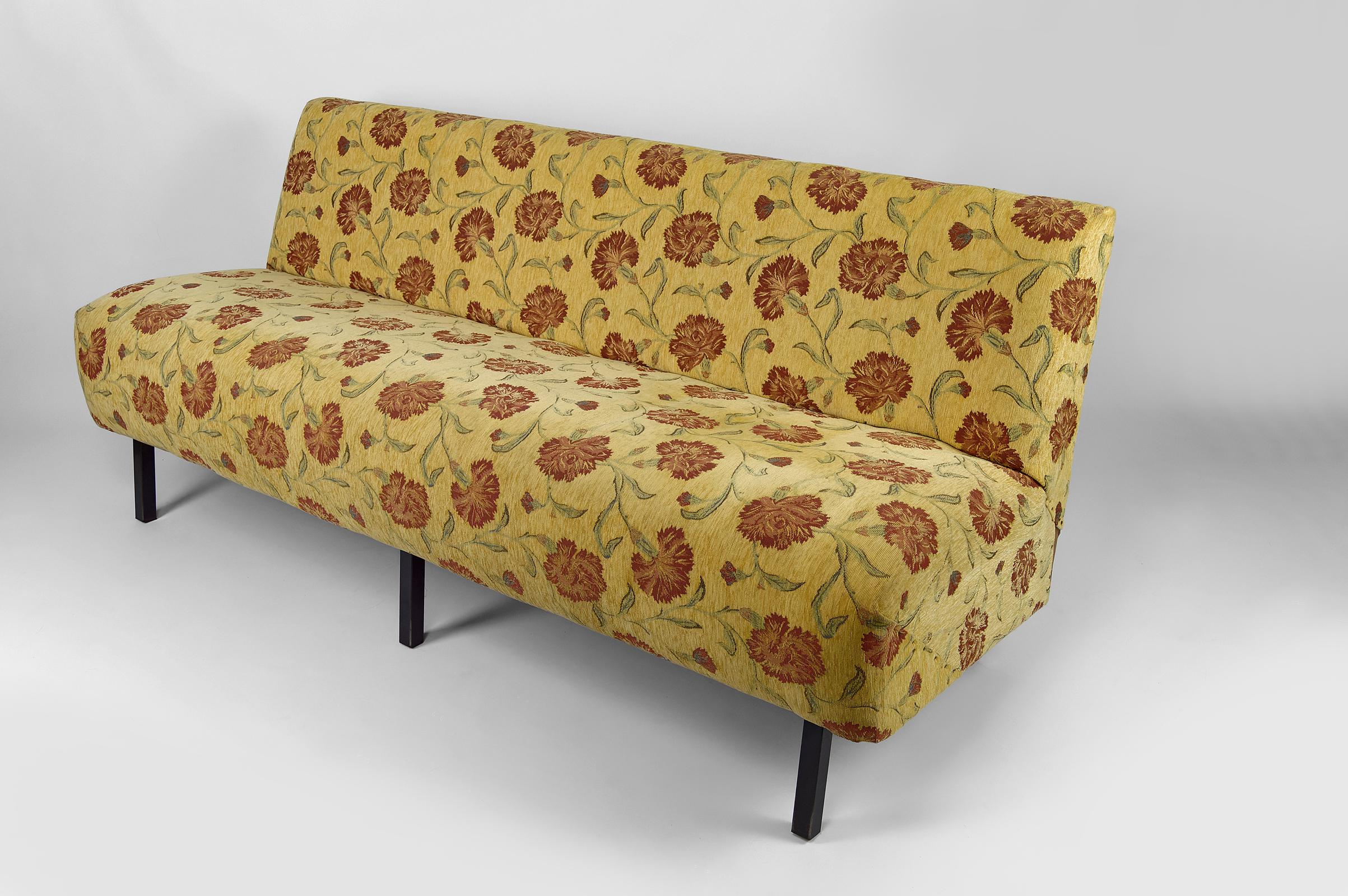 Vintage Boho sofa with yellow and red floral fabric, France, Circa 1960 In Good Condition For Sale In VÉZELAY, FR