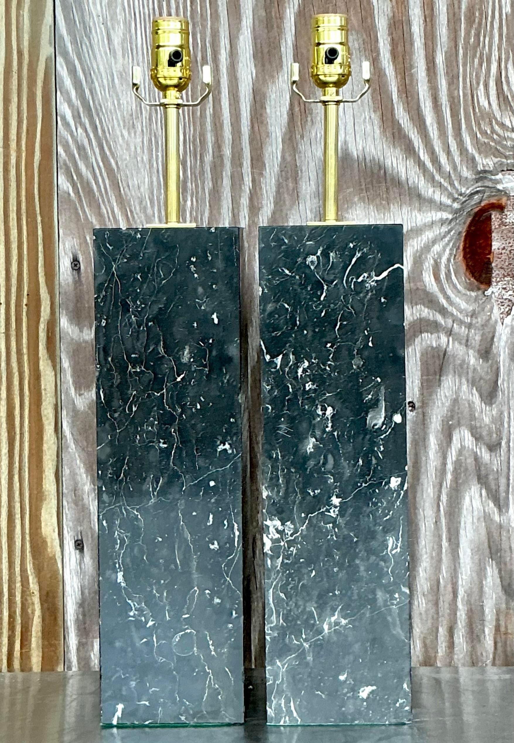 Améliorez votre espace avec élégance en utilisant les lampes en marbre noir massif Vintage Boho - A Pair. Ces lampes exquises sont dotées de bases en marbre noir massif, mêlant le style bohème à la sophistication intemporelle pour créer un ajout
