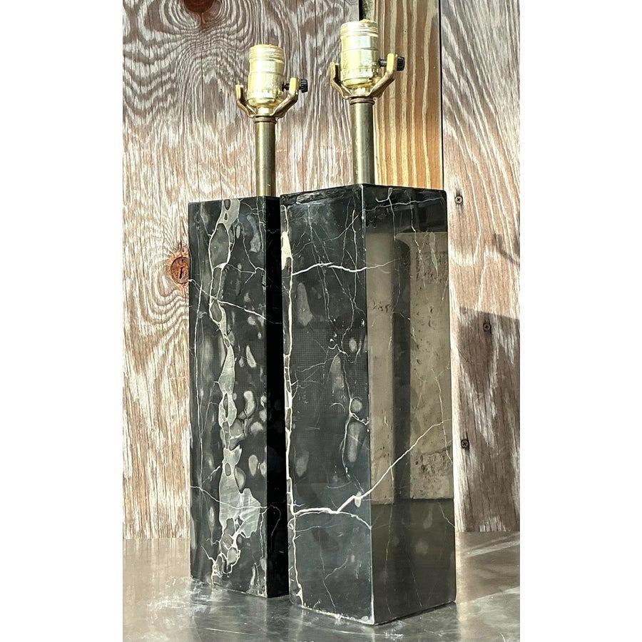 Cette paire de lampes boho vintage présente des bases épurées en marbre noir massif qui dégagent une sophistication intemporelle. Les veines naturelles du marbre ajoutent de la profondeur et du caractère, tandis que le design minimaliste complète