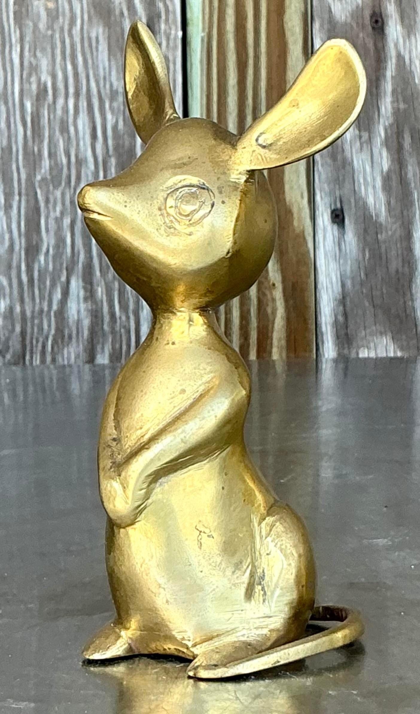 Ajoutez une touche de fantaisie à votre décor avec cette souris Vintage Boho en laiton massif. Fabriquée de manière experte en laiton massif, cette charmante pièce présente des détails complexes et une finition chaude et dorée qui incarne l'élégance