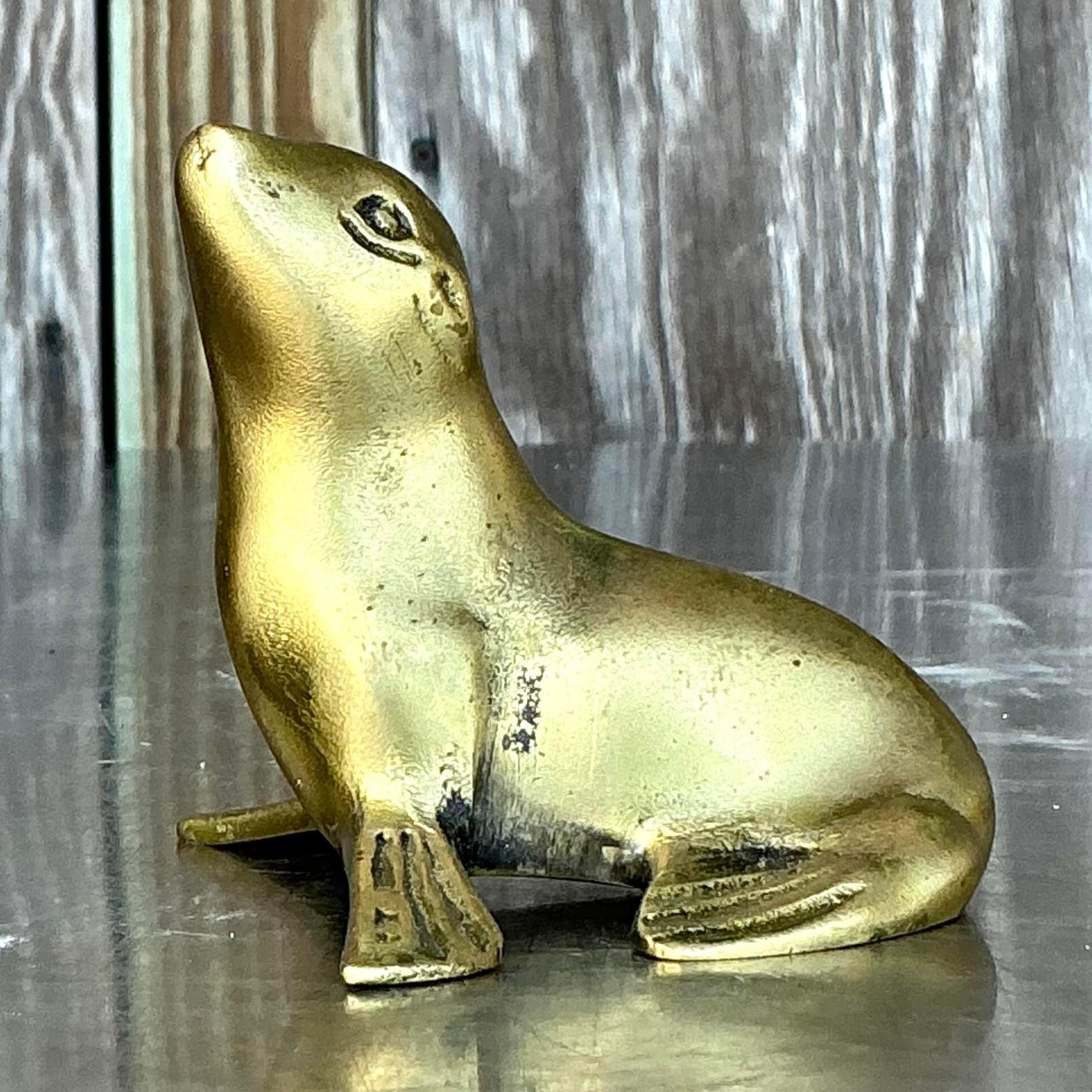 Ti presentiamo il Vintage Boho Solid Brass Sea, un pezzo di ottima fattura che cattura l'essenza della bellezza oceanica. Realizzato in ottone massiccio, questo oggetto d'arredo presenta dettagli intricati ed emana un fascino bohémien e un'eleganza