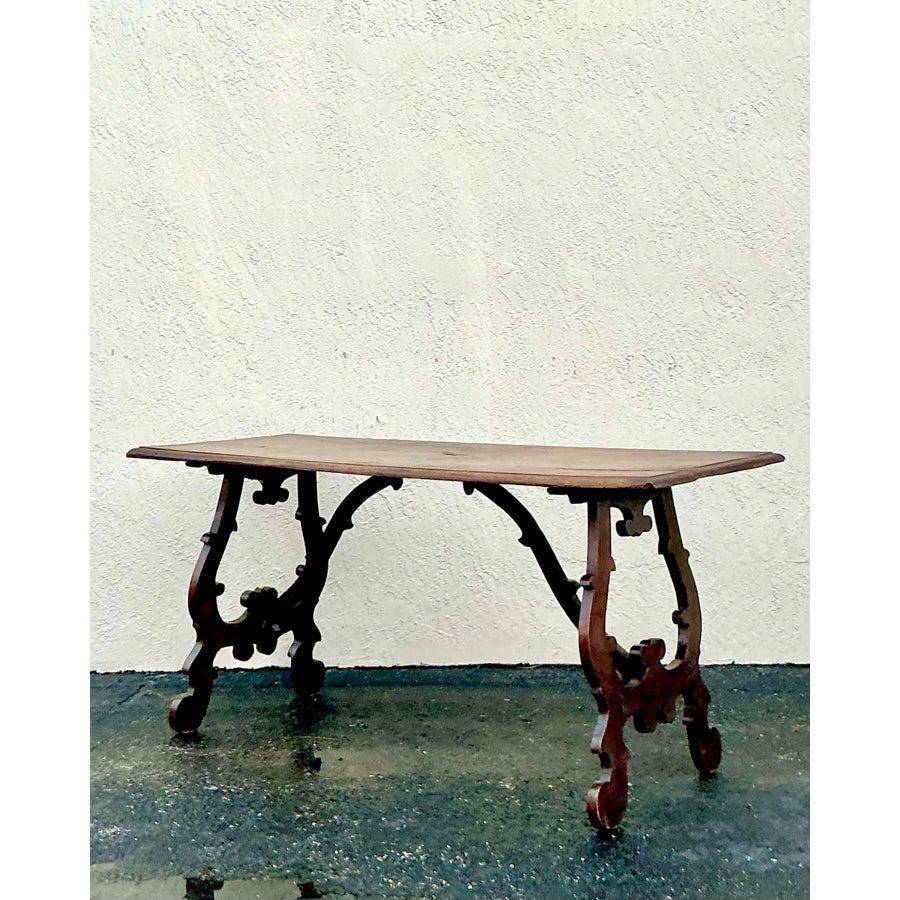 Questo tavolo a lira vintage boho del XIX secolo è uno straordinario mix di eleganza classica e fascino artistico. Caratterizzato da una caratteristica base a forma di lira, questo pezzo mostra un'intricata lavorazione artigianale e un fascino senza