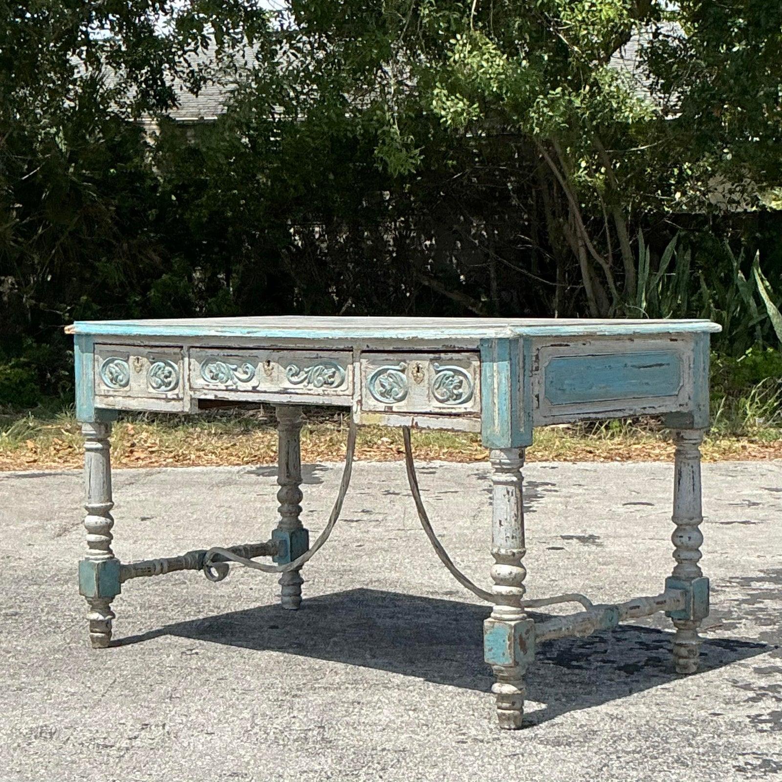 Bringen Sie den Charme der alten Welt und handwerkliche Eleganz in Ihr Zuhause mit diesem atemberaubenden spanischen Boho-Schreibtisch im Vintage-Stil. Handgeschnitzte Details in den Schubladen und an der Schürze zeugen von traditioneller