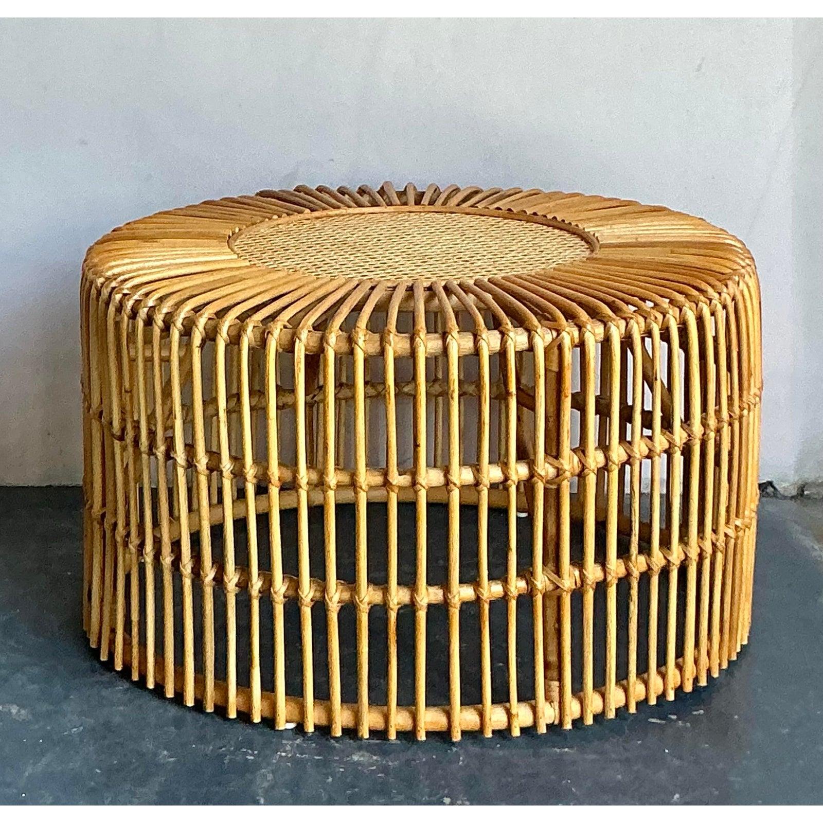 Introduisez une touche de chaleur organique et de flair bohème dans votre espace de vie avec cette captivante table basse en rotin Vintage Boho Spike. Cette table tambour ronde présente un design intriguant, méticuleusement fabriqué à partir de