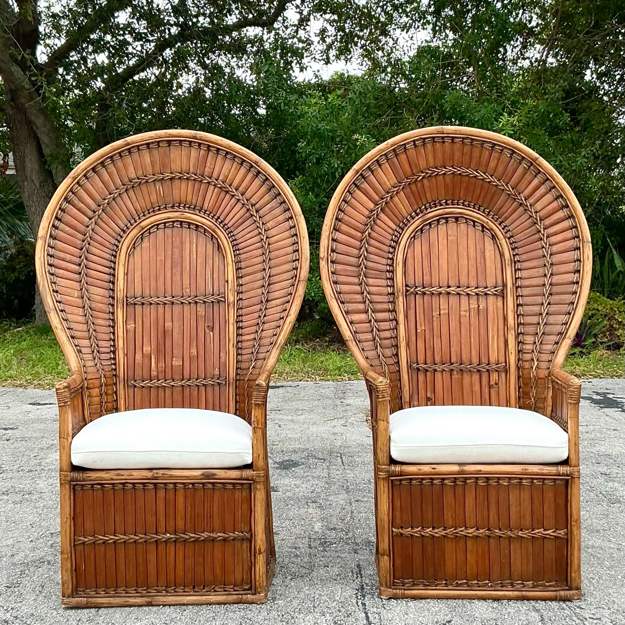 Fai un figurone con questa coppia di sedie vintage in rattan spaccato con schienale a ventaglio. Caratterizzate da uno splendido schienale a ventaglio realizzato in rattan spaccato, queste sedie mostrano un intreccio intricato e texture naturali che