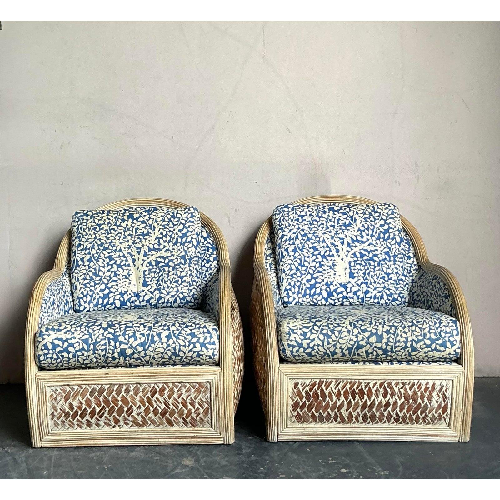 Este exquisito par de sillones presenta un diseño dramático y escultural realizado con materiales naturales de gran textura, que los convierten en piezas definitivas para un interior sofisticado, costero o ecléctico. Cada silla con respaldo de